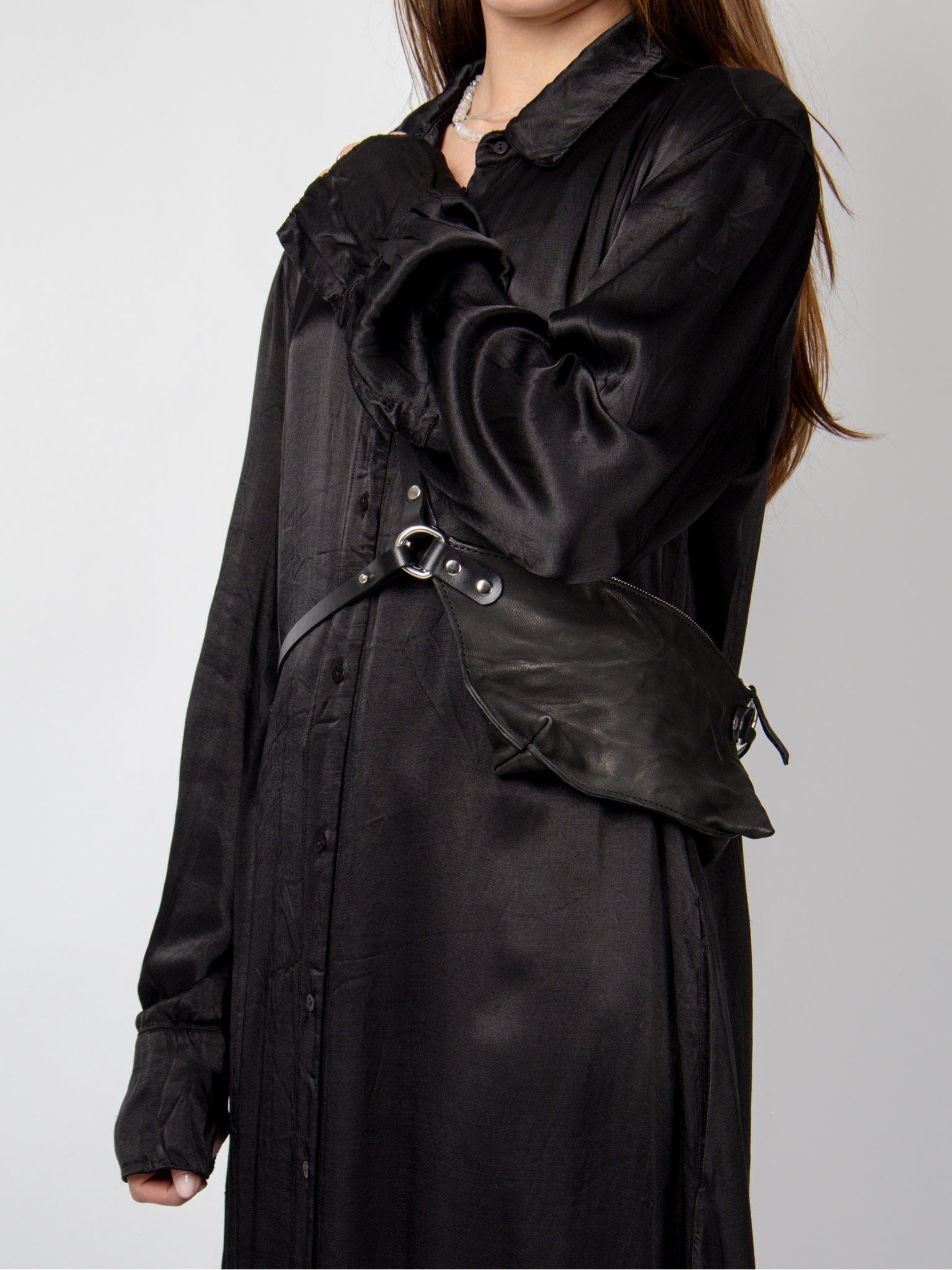 NOAM Oyster Pouch, pouch worn at waist styling view