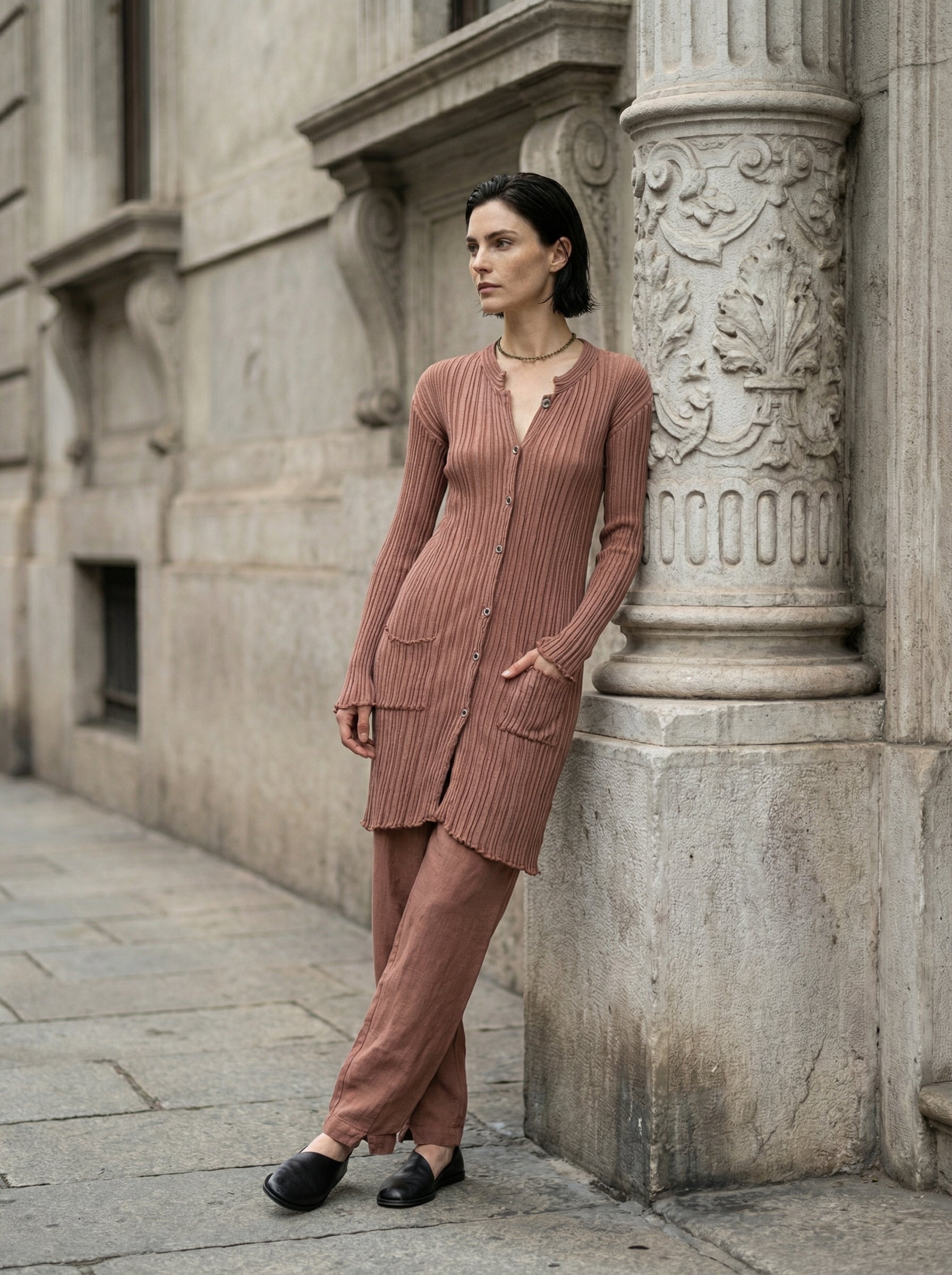 TRANSIT - CARDIGAN - Editorial - Leaning Pose