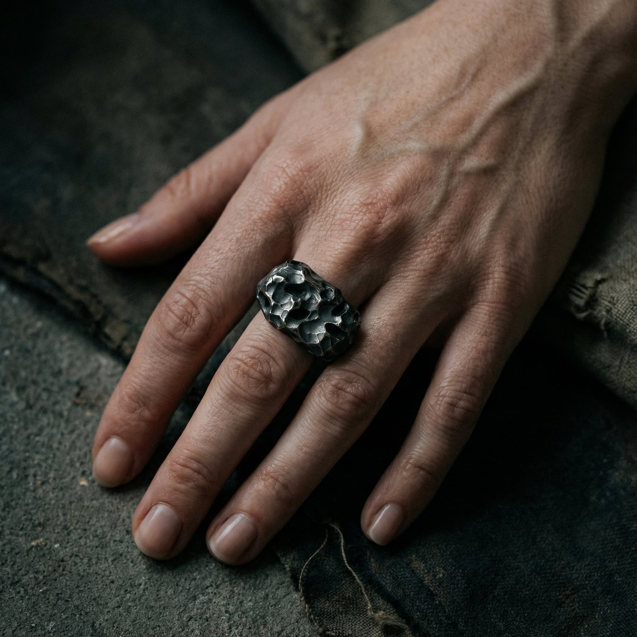 CEDAR - Sculpted Silver Ring - Female Hand - Elegant