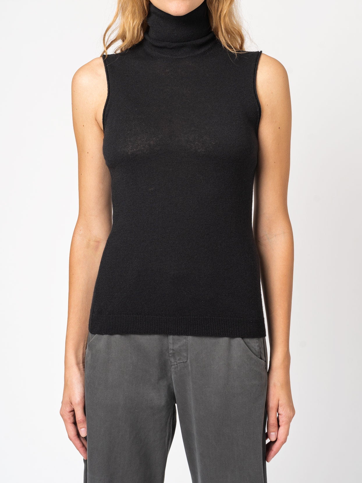 Sleeveless Turtleneck Knit - INN7