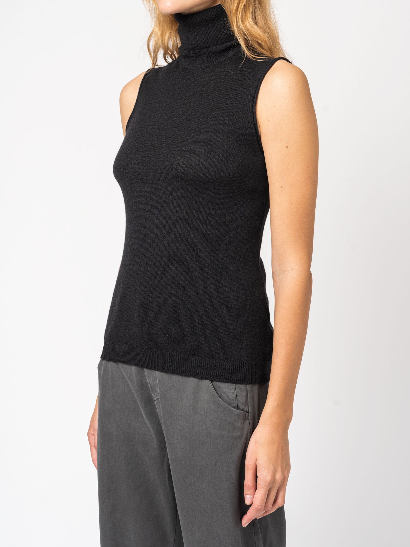 Sleeveless Turtleneck Knit - INN7