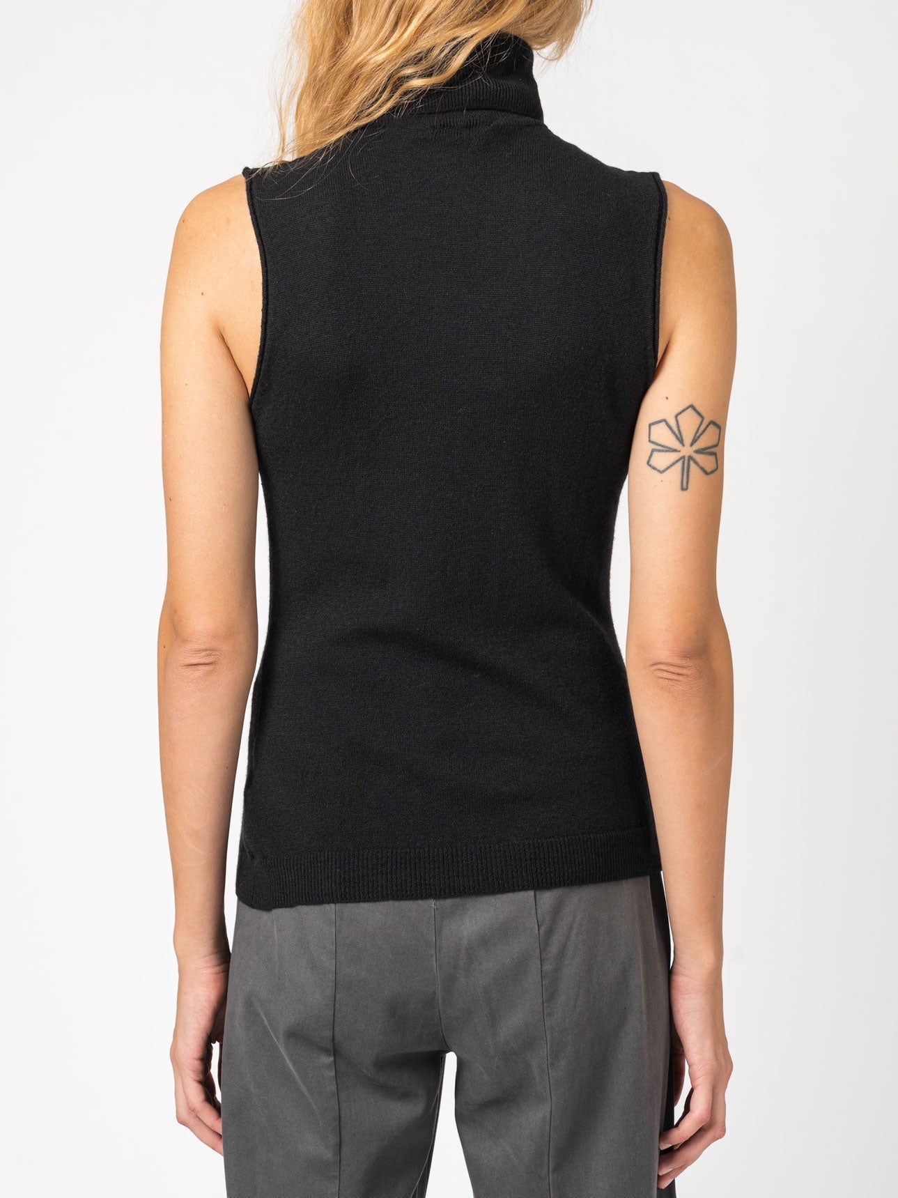 Sleeveless Turtleneck Knit - INN7