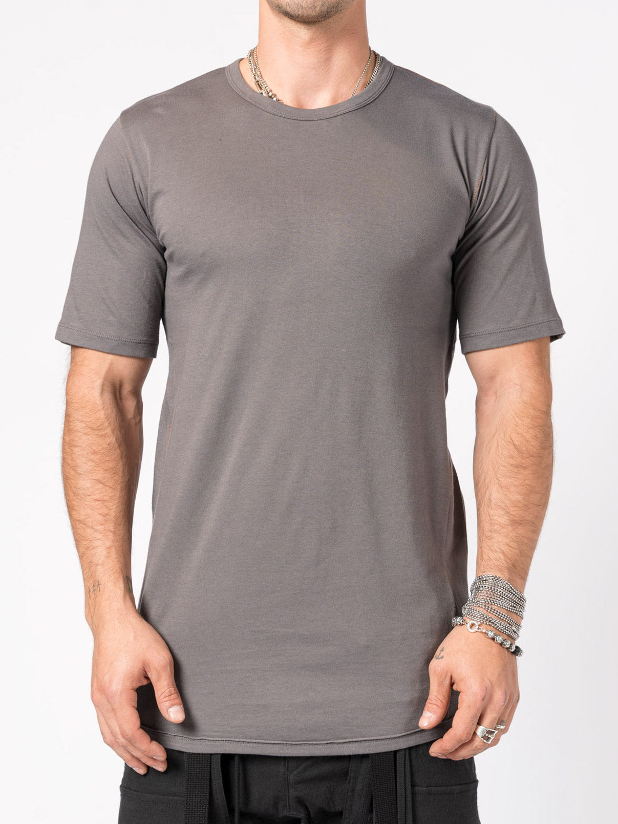 T-Shirt with Curved Hem and Contrast Stitching - INN7
