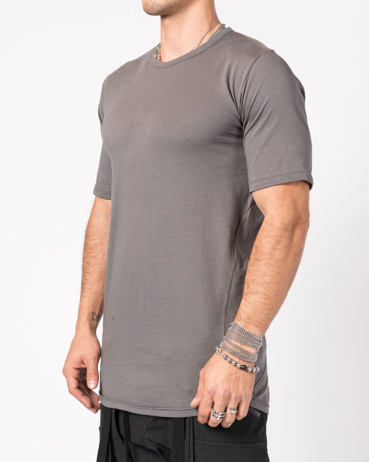 T-Shirt with Curved Hem and Contrast Stitching - INN7