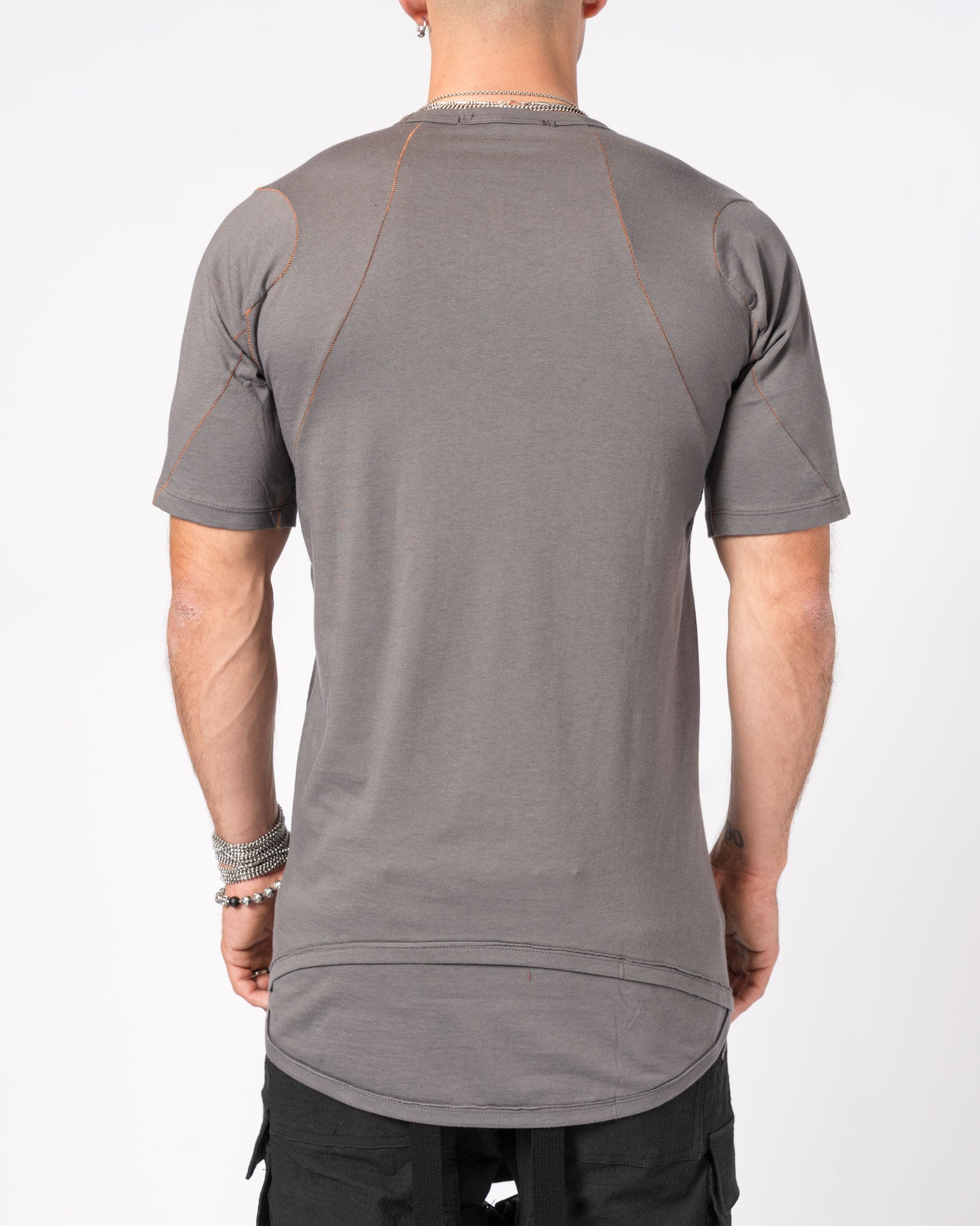 T-Shirt with Curved Hem and Contrast Stitching - INN7