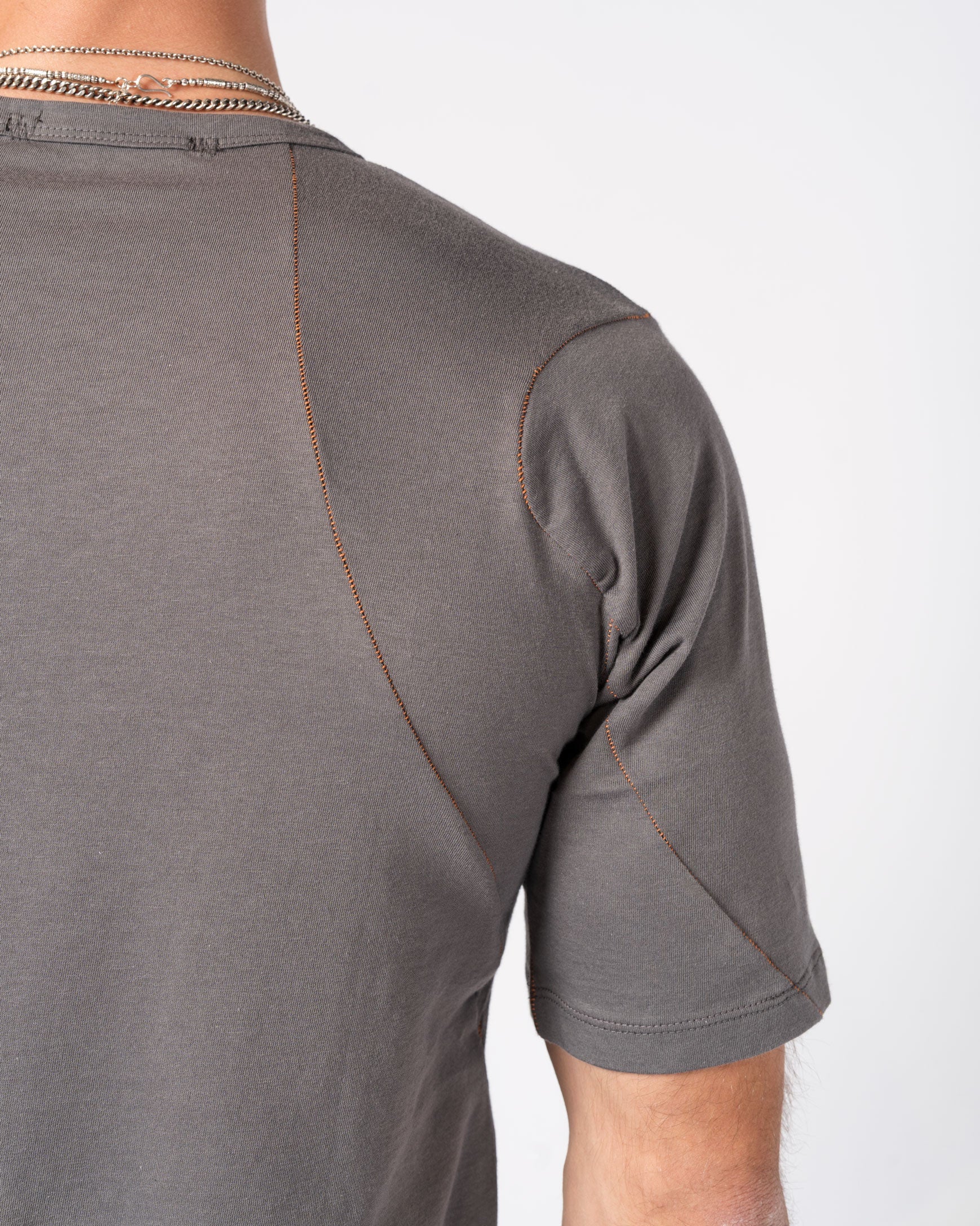T-Shirt with Curved Hem and Contrast Stitching - INN7