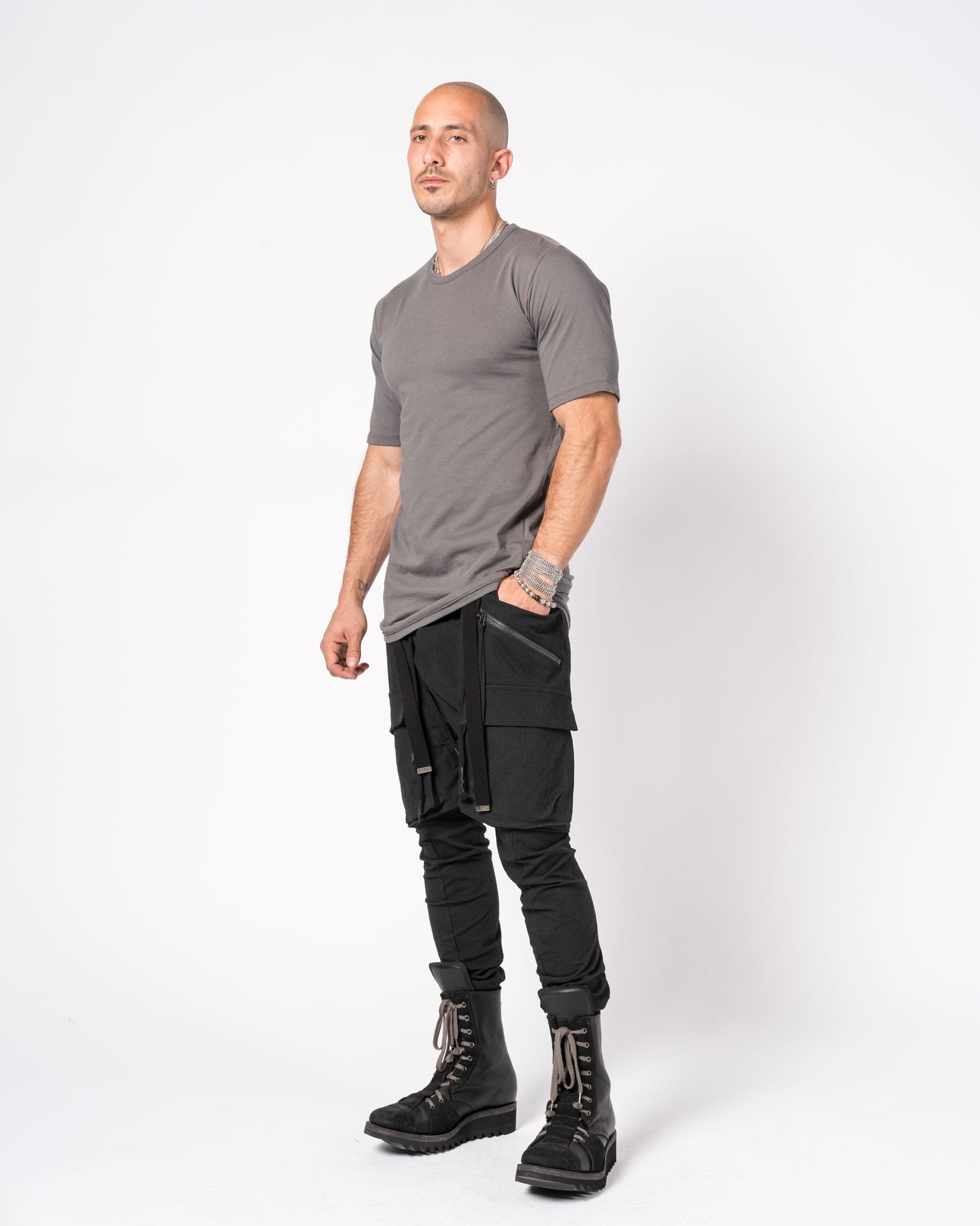 T-Shirt with Curved Hem and Contrast Stitching - INN7