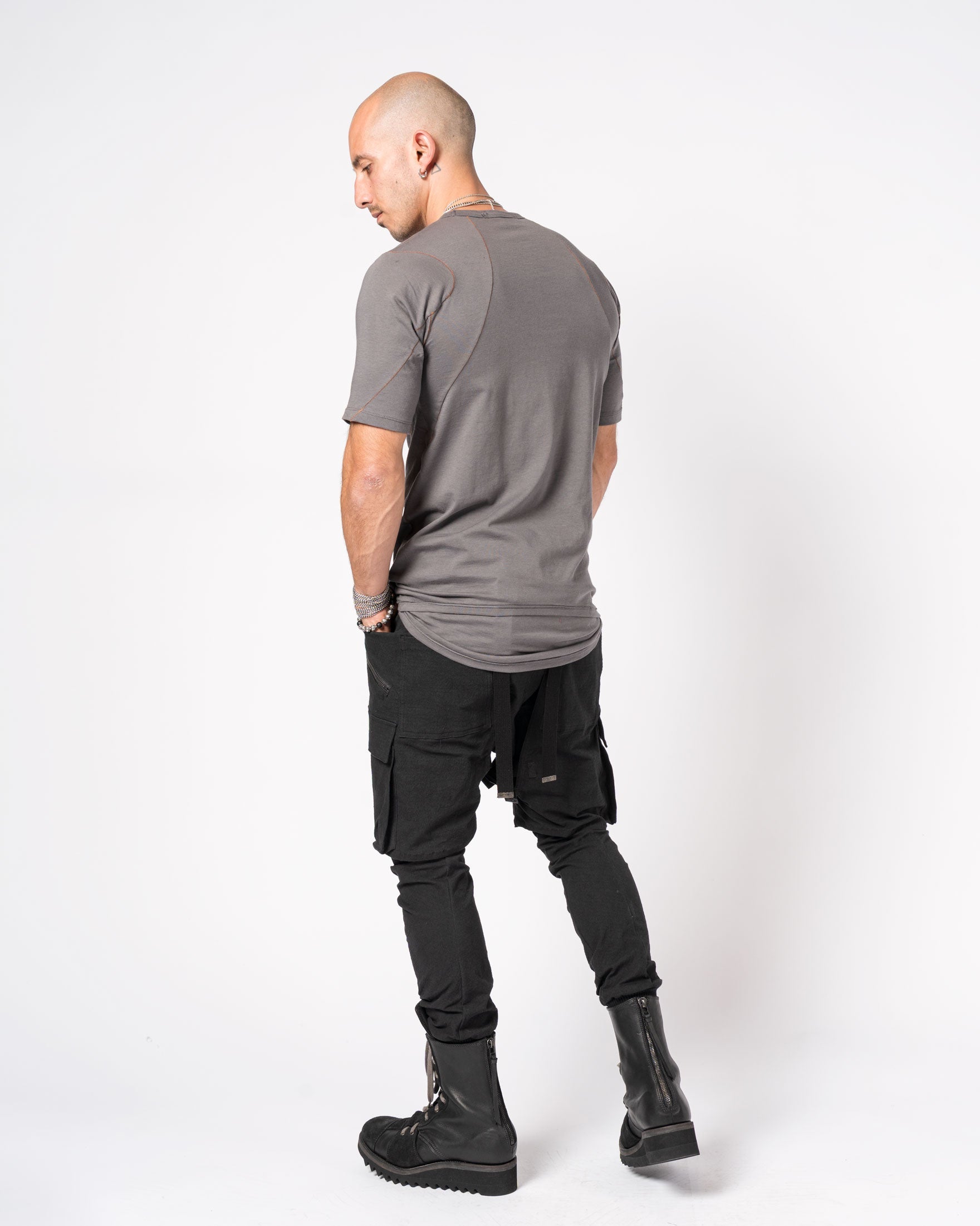 T-Shirt with Curved Hem and Contrast Stitching - INN7
