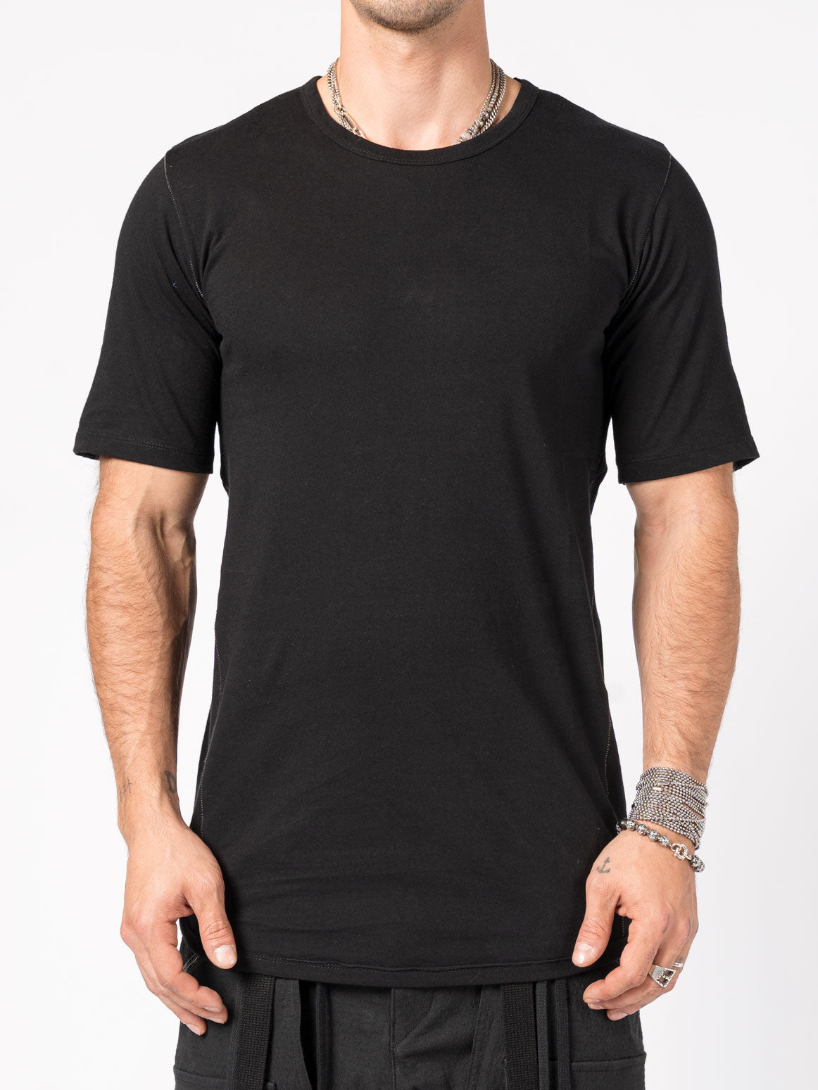 T-Shirt with Curved Hem and Contrast Stitching - INN7