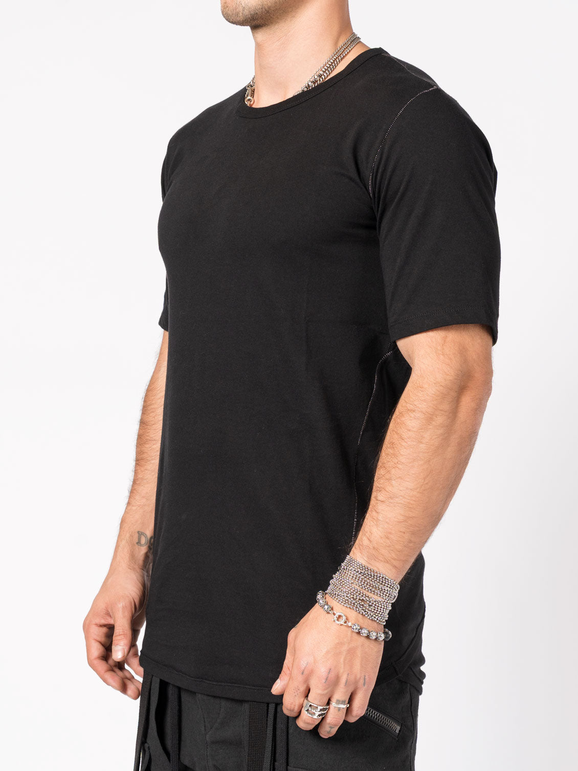 T-Shirt with Curved Hem and Contrast Stitching - INN7