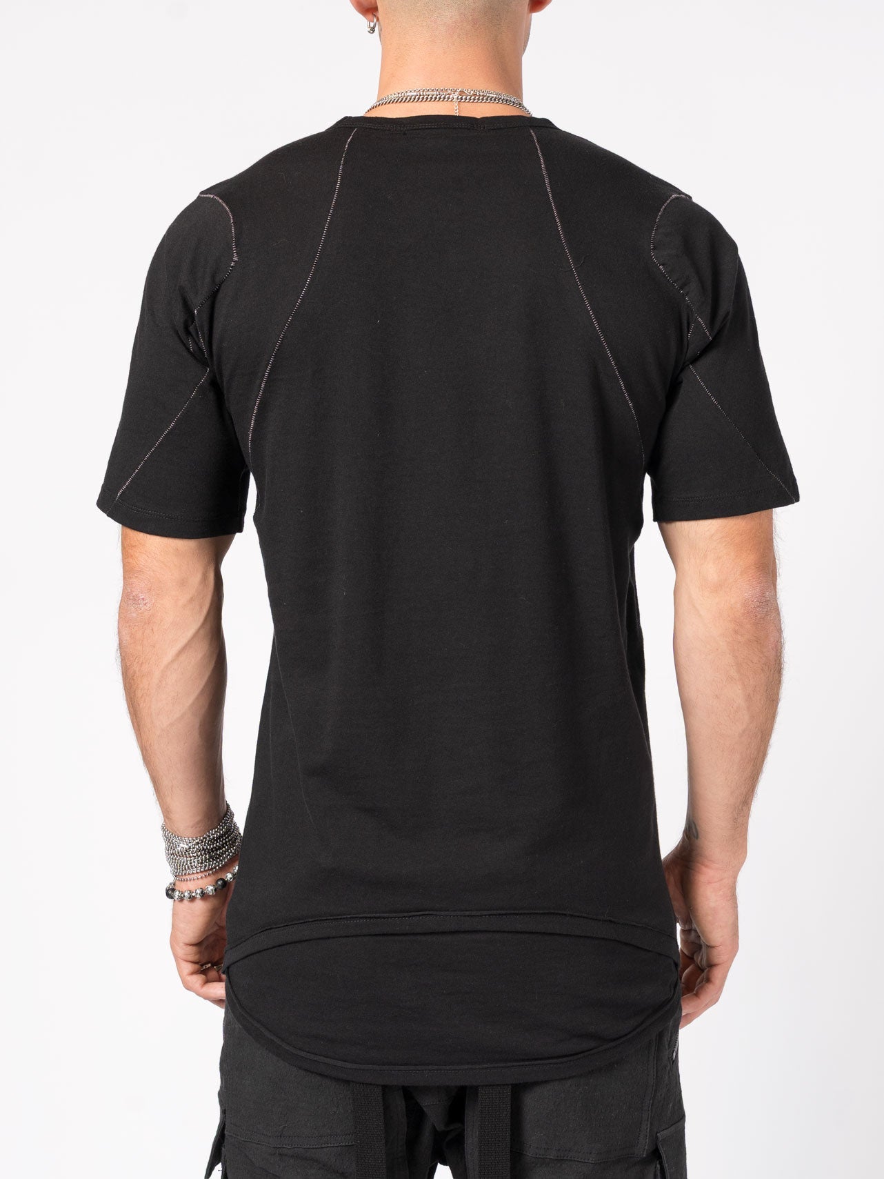 T-Shirt with Curved Hem and Contrast Stitching - INN7