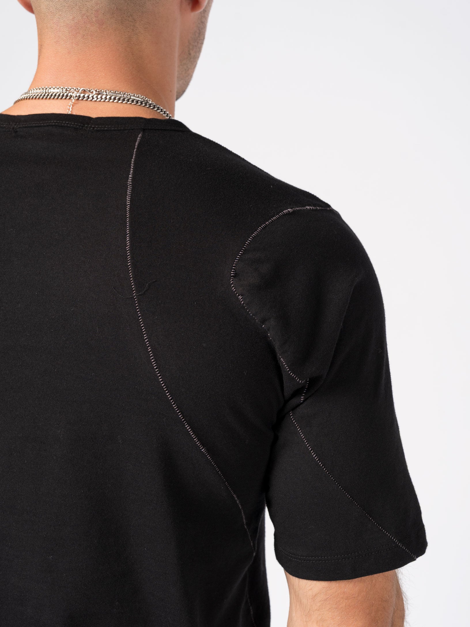 T-Shirt with Curved Hem and Contrast Stitching - INN7
