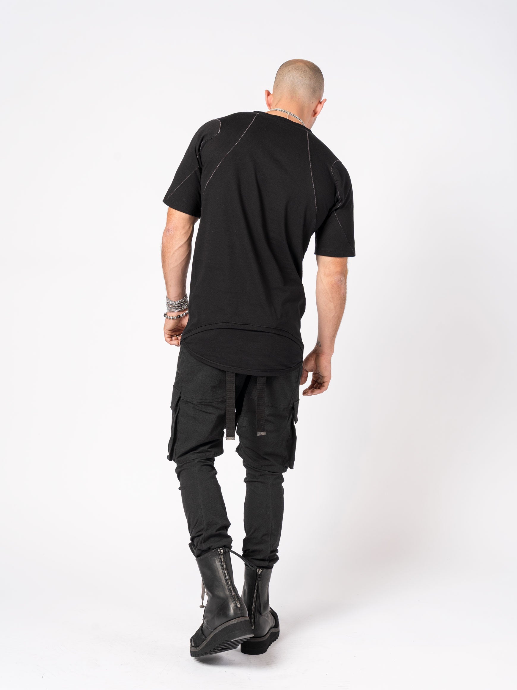 T-Shirt with Curved Hem and Contrast Stitching - INN7