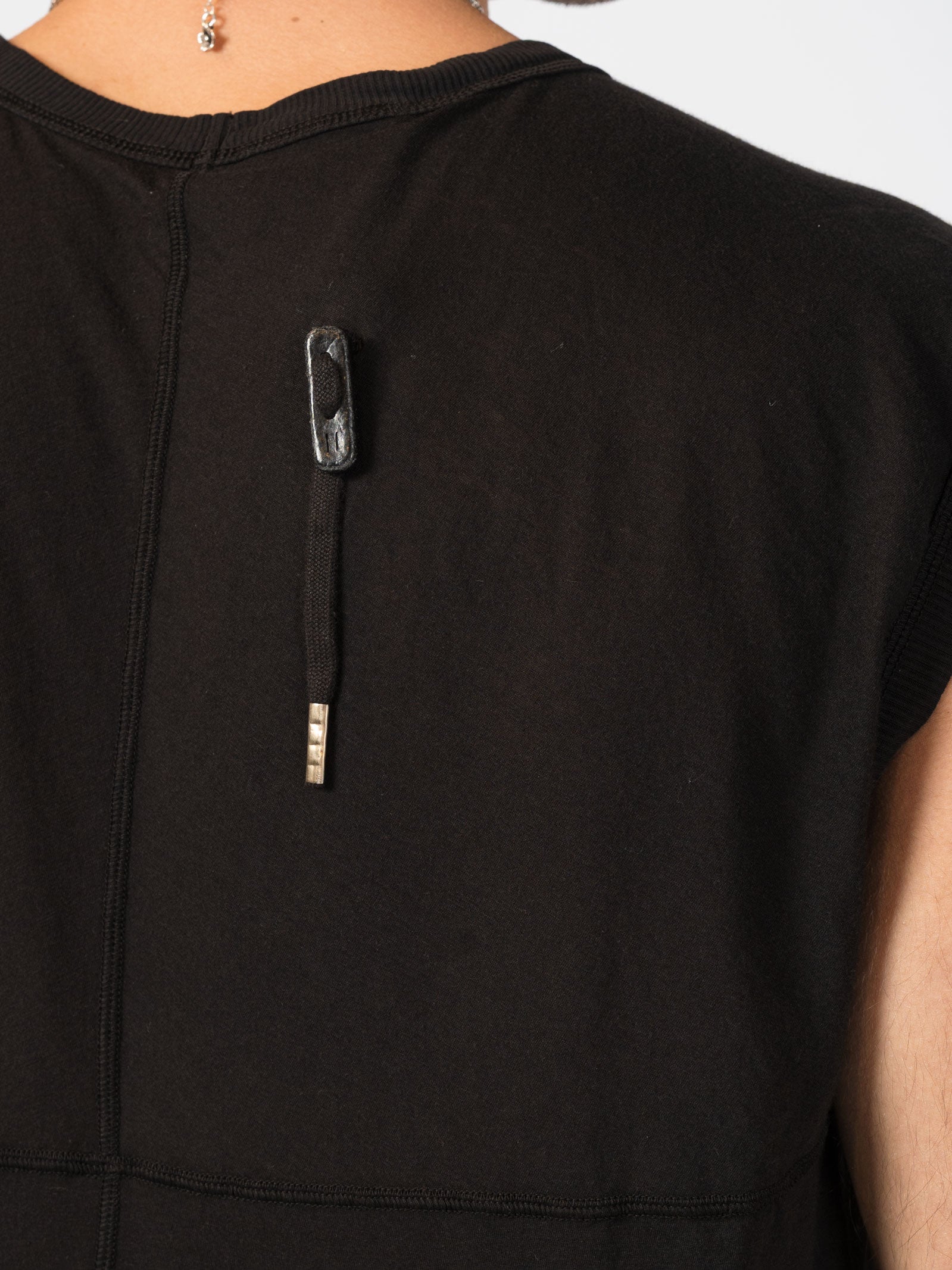 Sleeveless Top with Raw Edges - INN7
