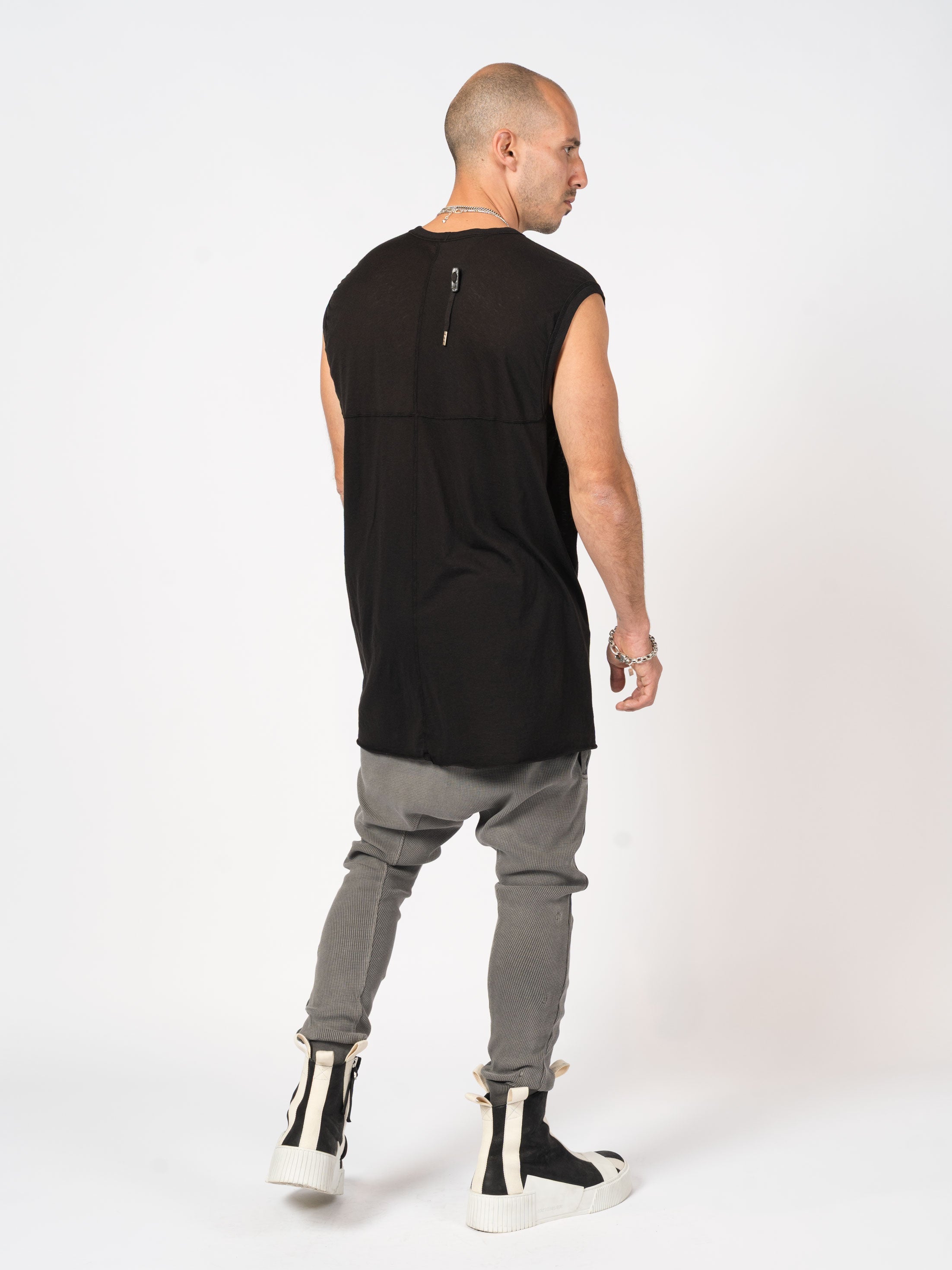 Sleeveless Top with Raw Edges - INN7
