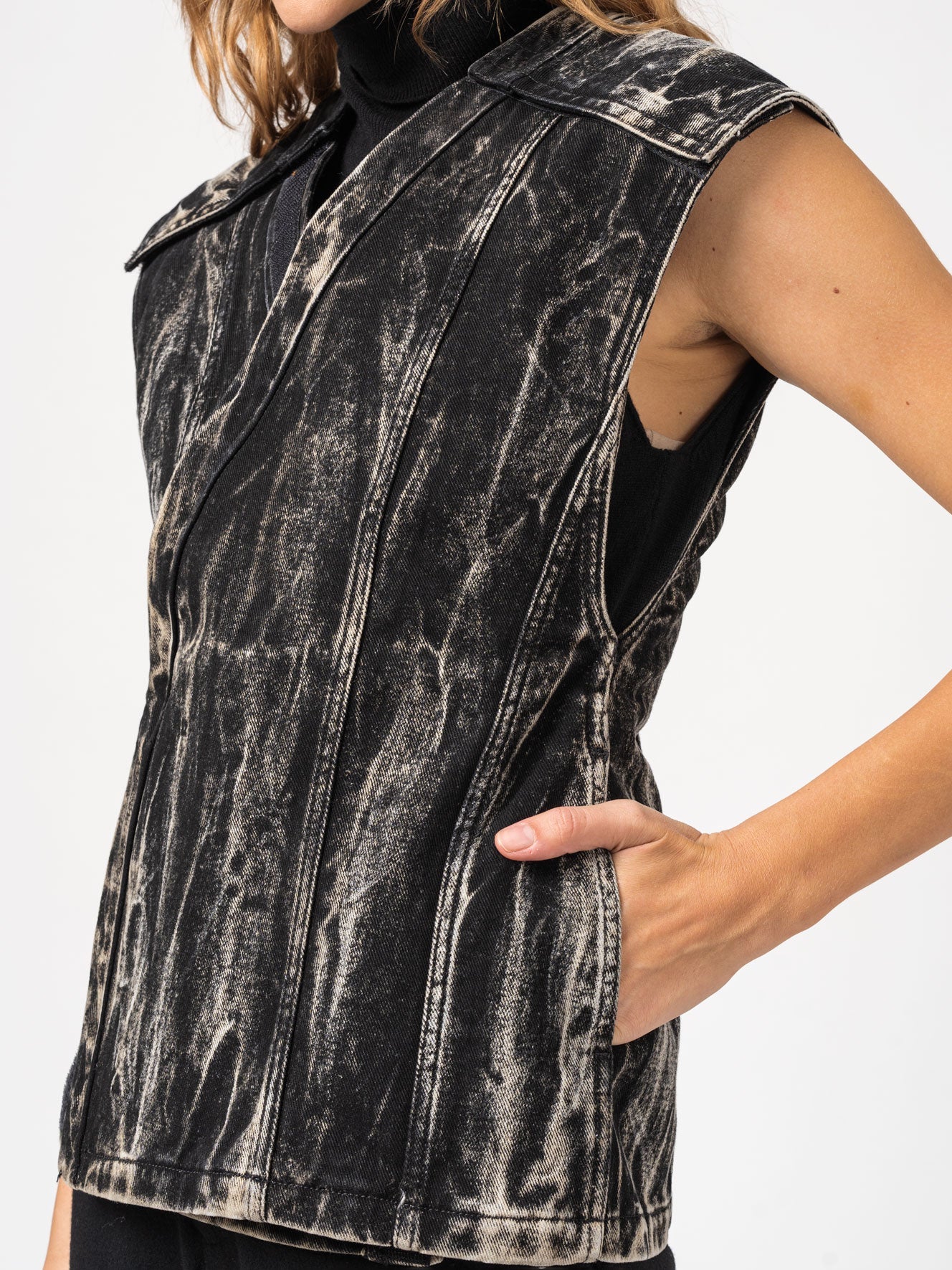 Whiskering-Effect Vest - INN7