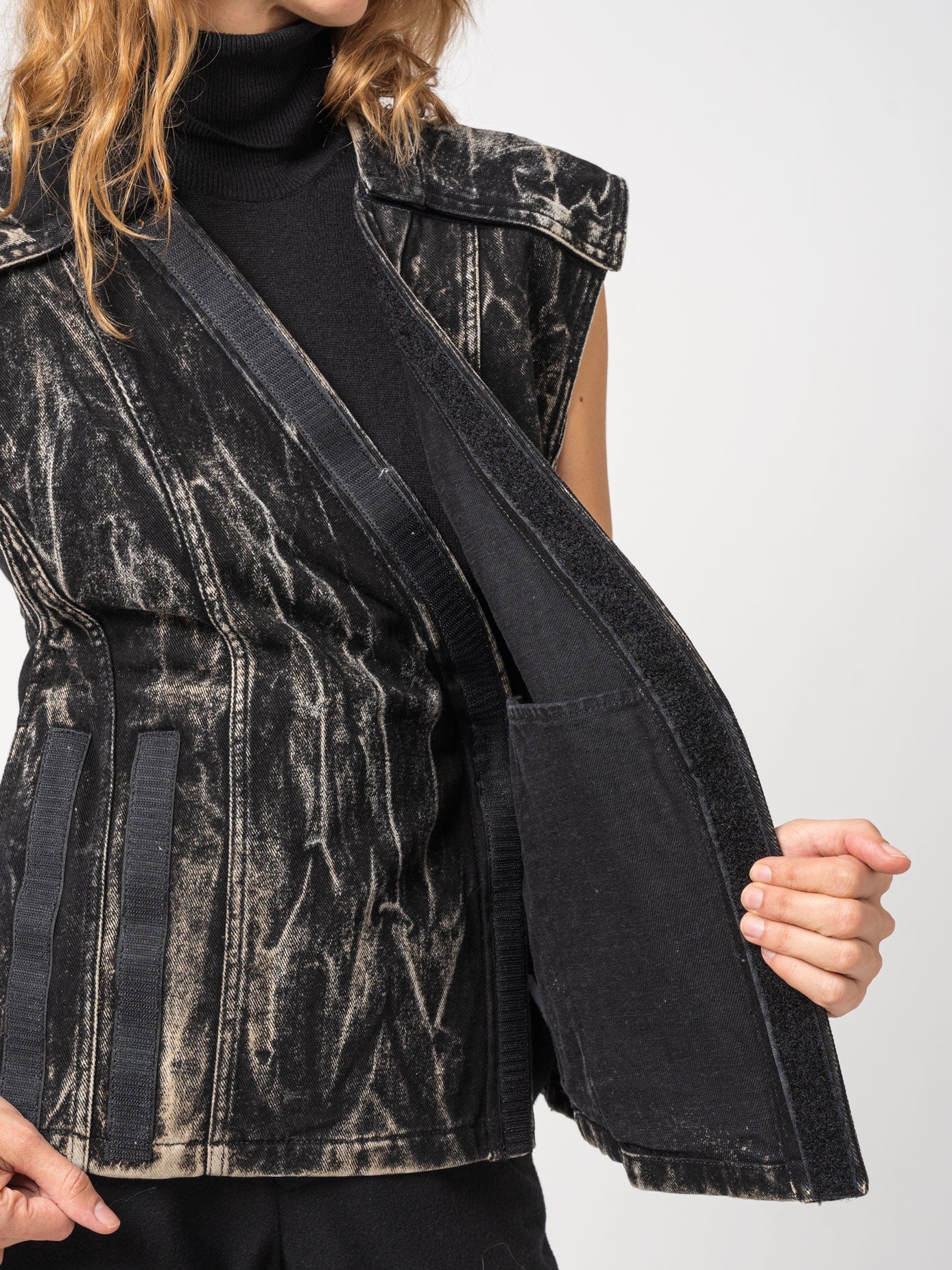 Whiskering-Effect Vest - INN7