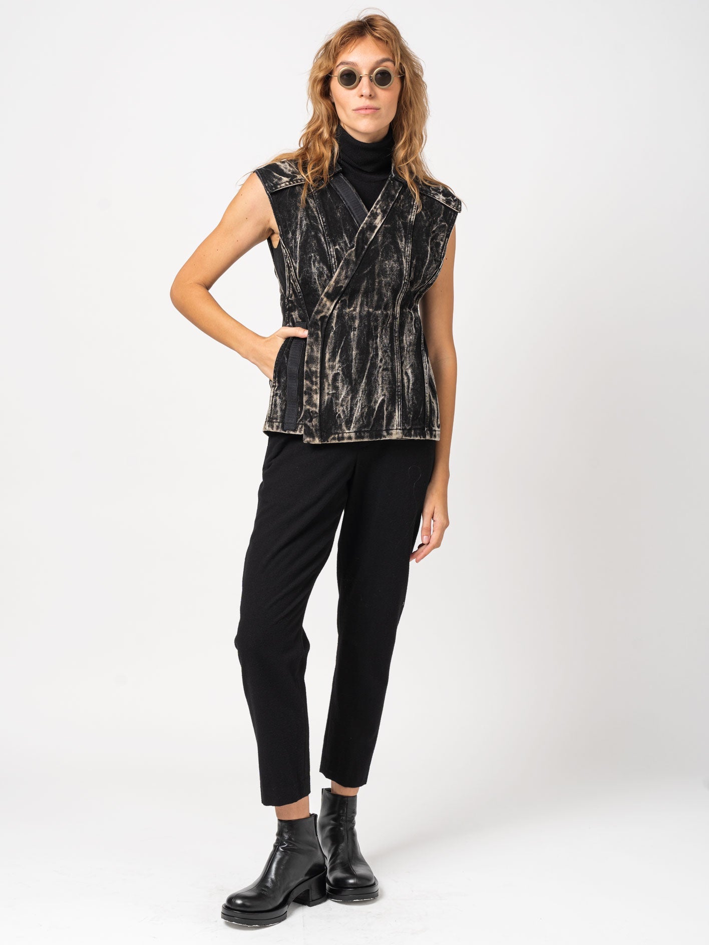 Whiskering-Effect Vest - INN7