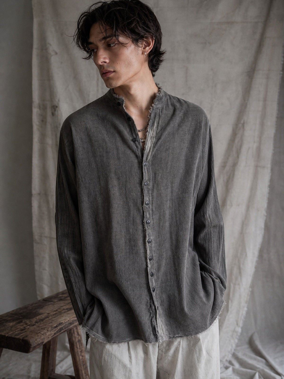 AITO Cotton Button-Up Shirt, תצוגת לבישה עריכתית