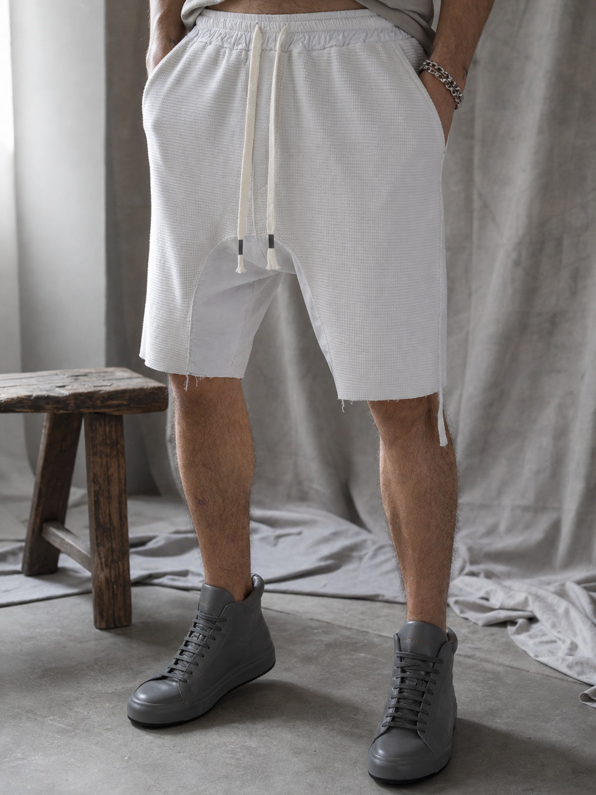 AITO Textured Drop-Crotch Shorts, תצוגת לבישה עריכתית