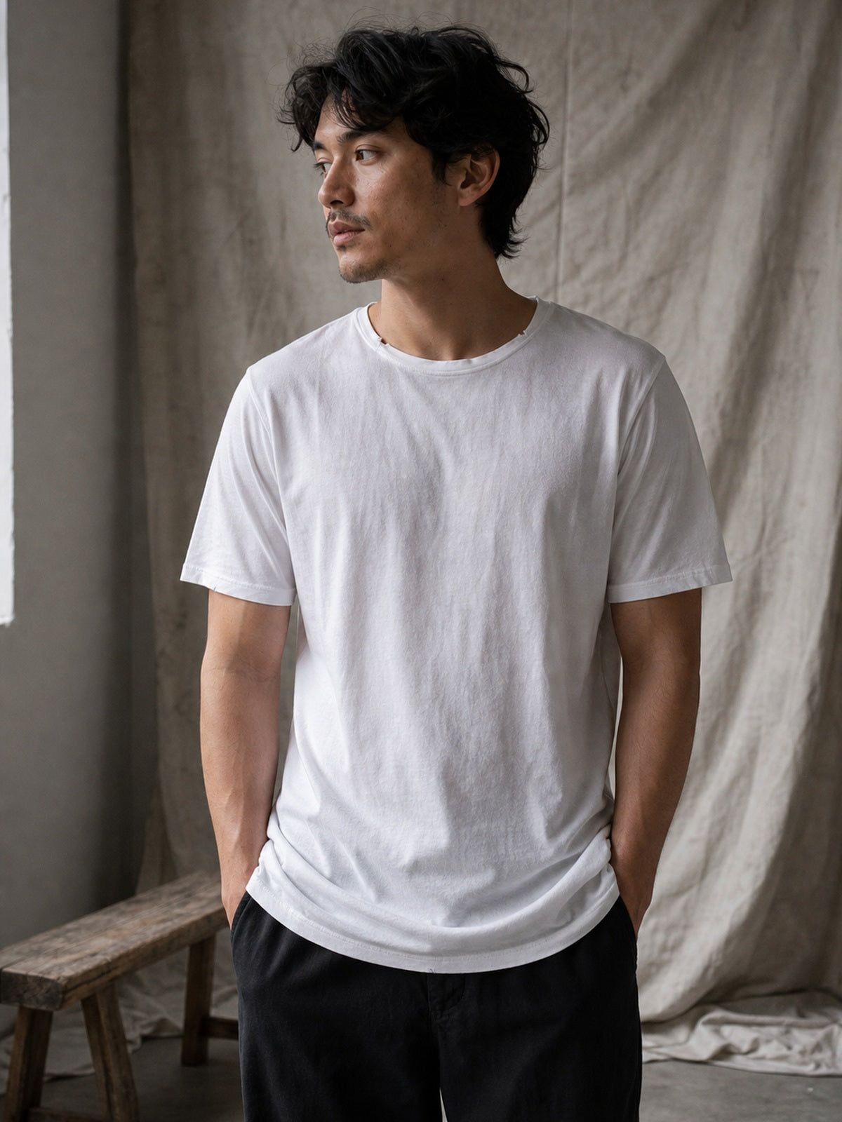 AITO Washed Cotton T-Shirt, תצוגת לבישה עריכתית