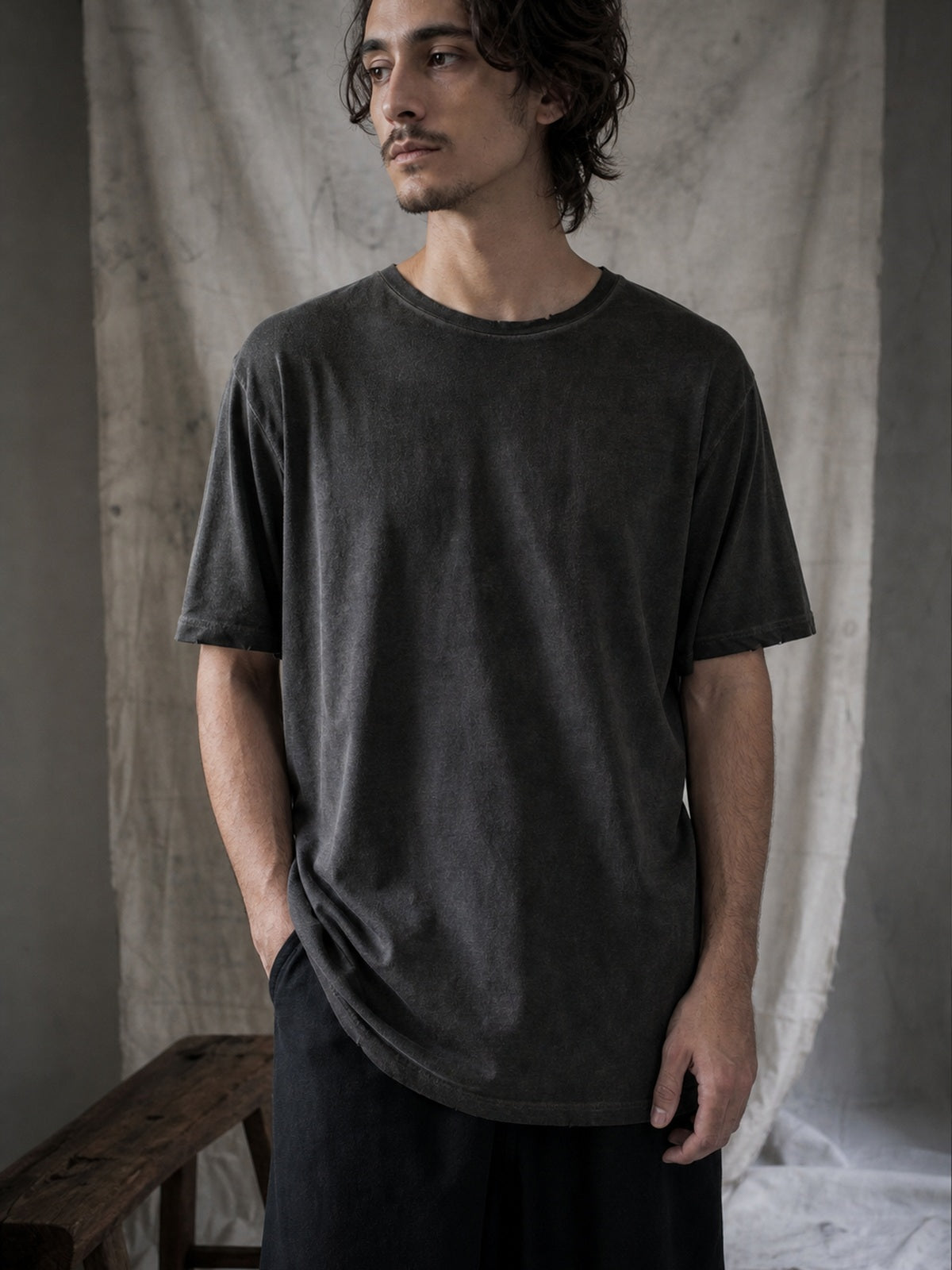 AITO Washed Cotton T-Shirt, תצוגת לבישה עריכתית