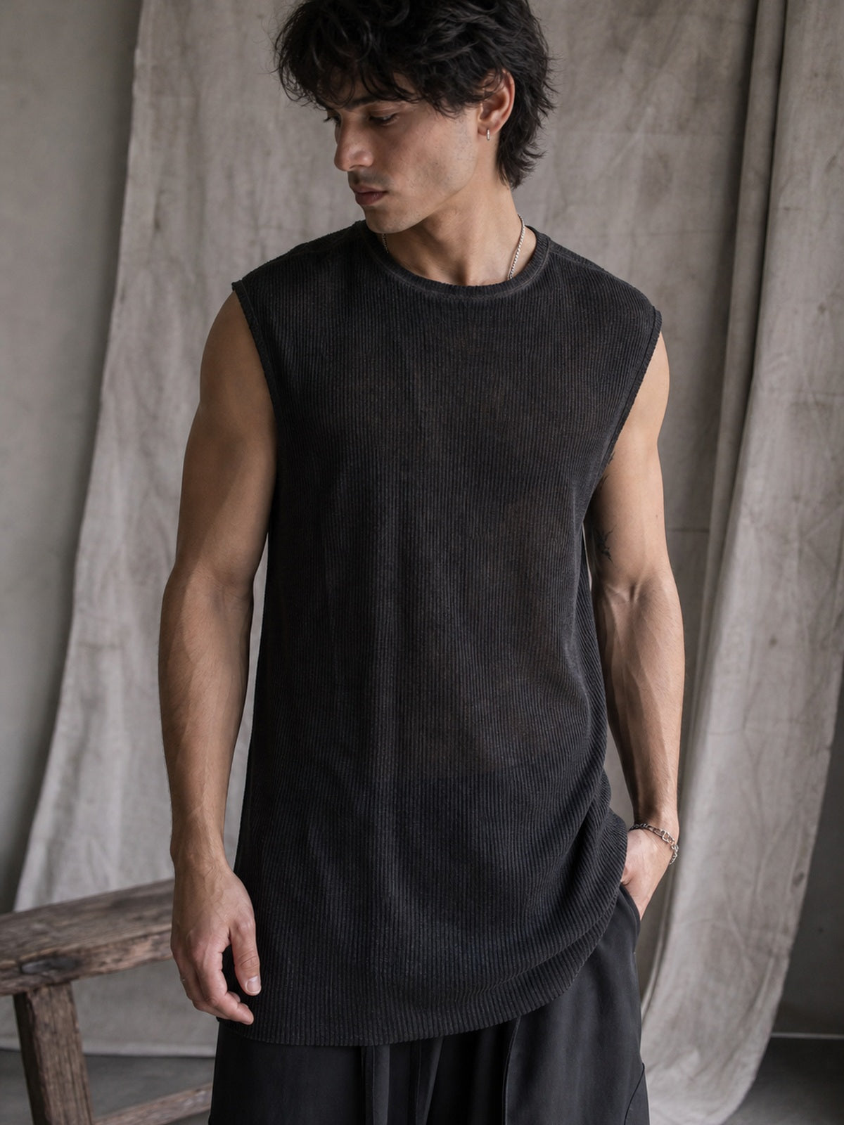 AITO Ribbed Tank Top, תצוגת לבישה עריכתית