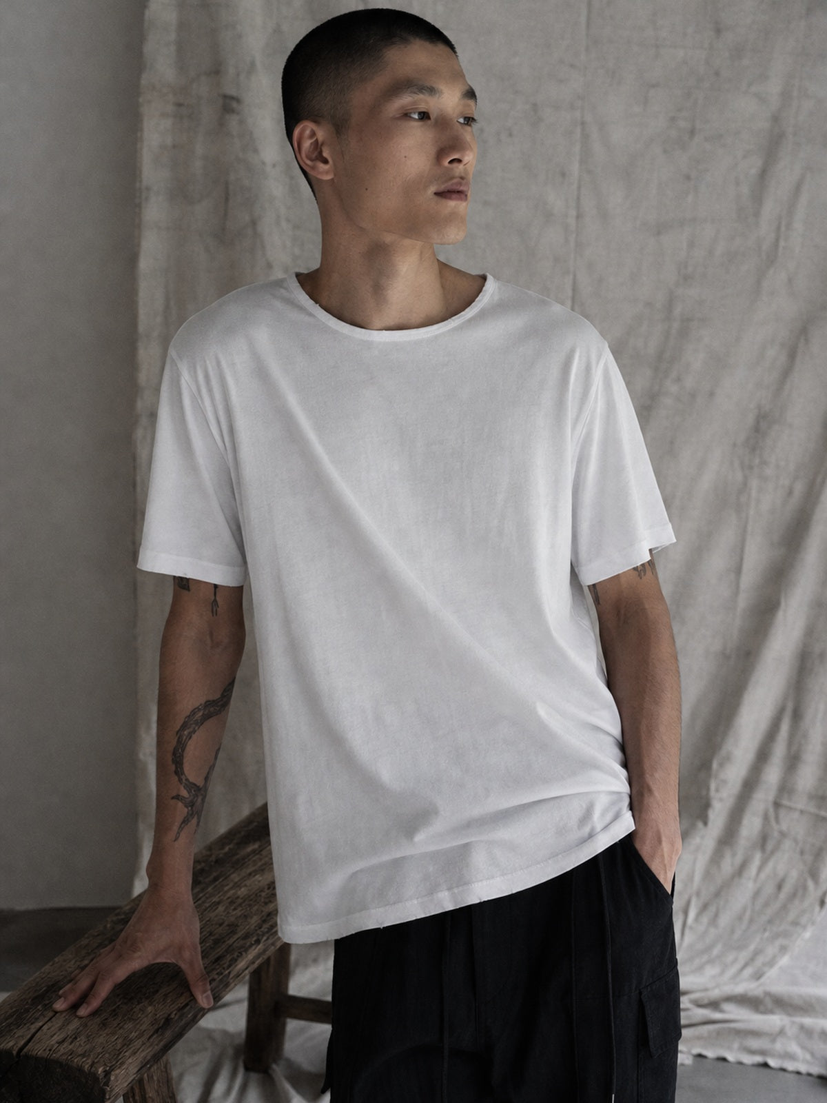 AITO Vintage Washed Cotton Tee, תצוגת לבישה עריכתית