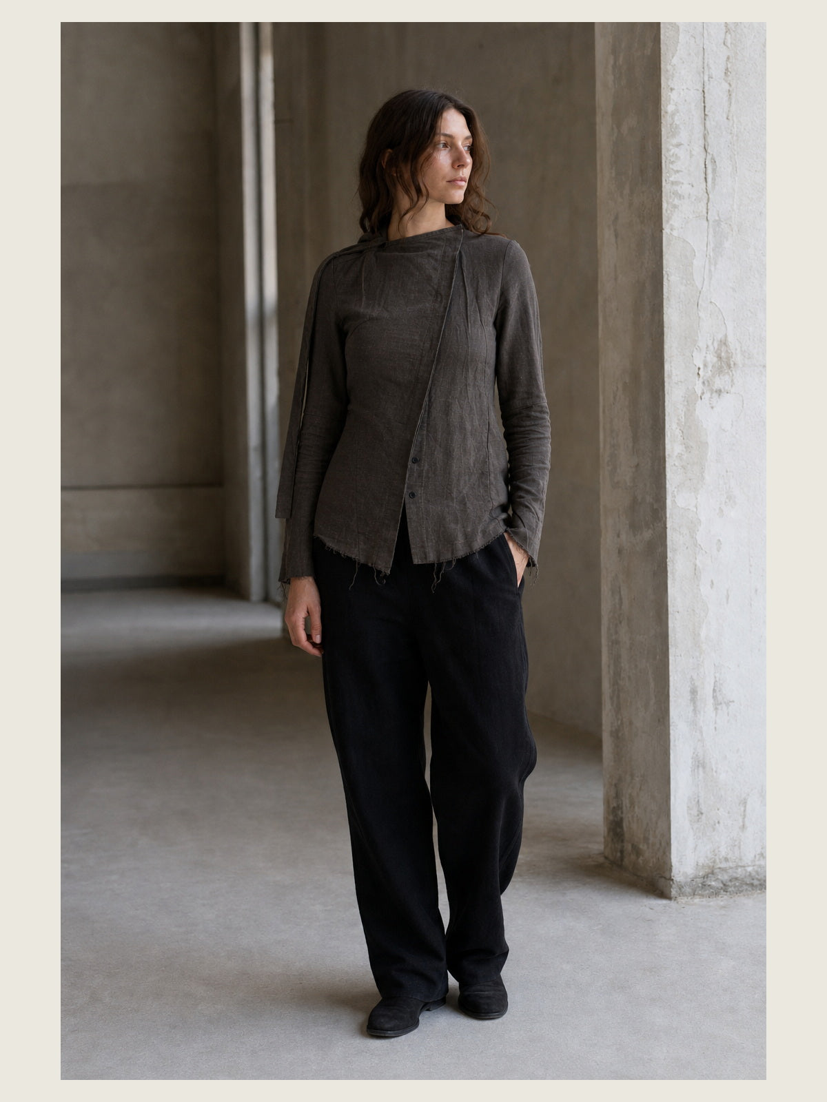 תמונת אווירה עריכתית של INN7 עבור Asymmetrical Shirt — 139DEC