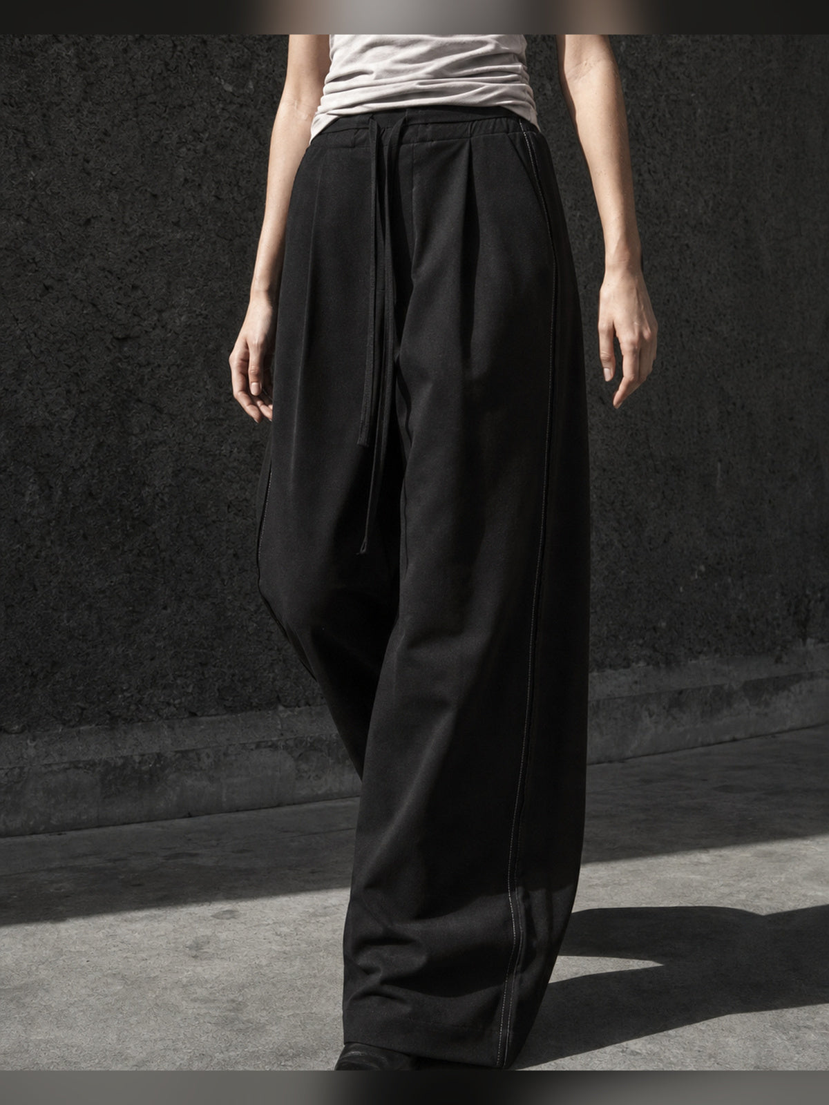 תמונת אווירה של INN7 עבור Structured Wide-Leg Trousers — THOM KROM