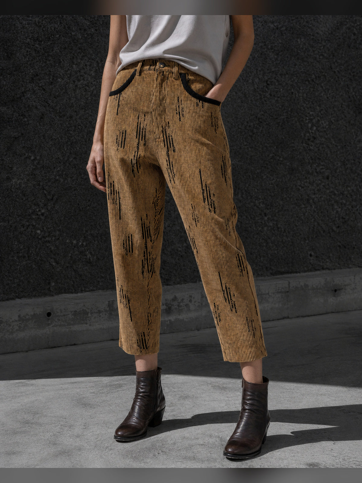 תמונת אווירה של INN7 עבור Corduroy Slouch Pants — NOSTRA SANTISSIMA