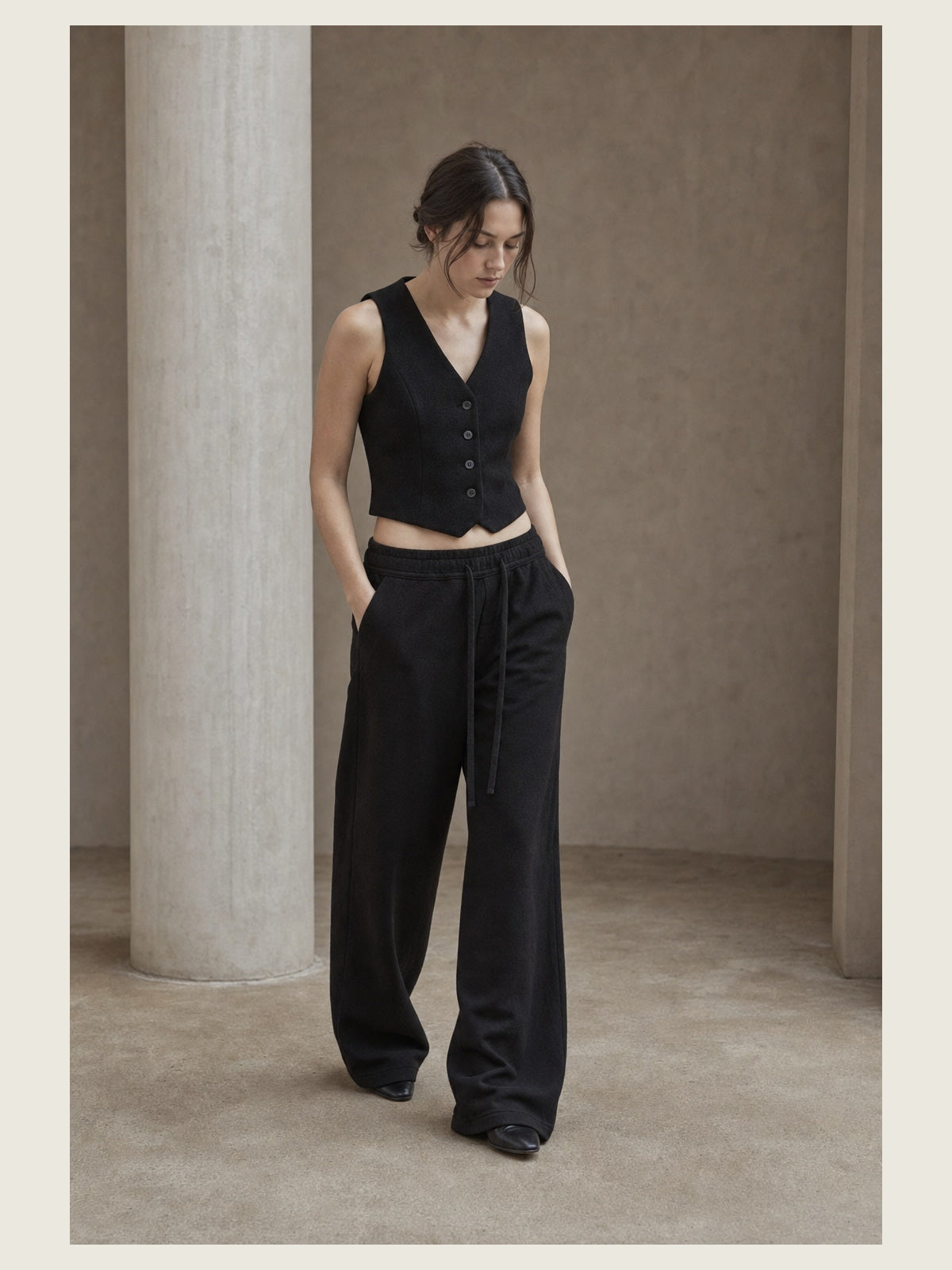תמונת אווירה עריכתית של INN7 בסביבת טיח עבור Fitted Wool Vest — THOM KROM