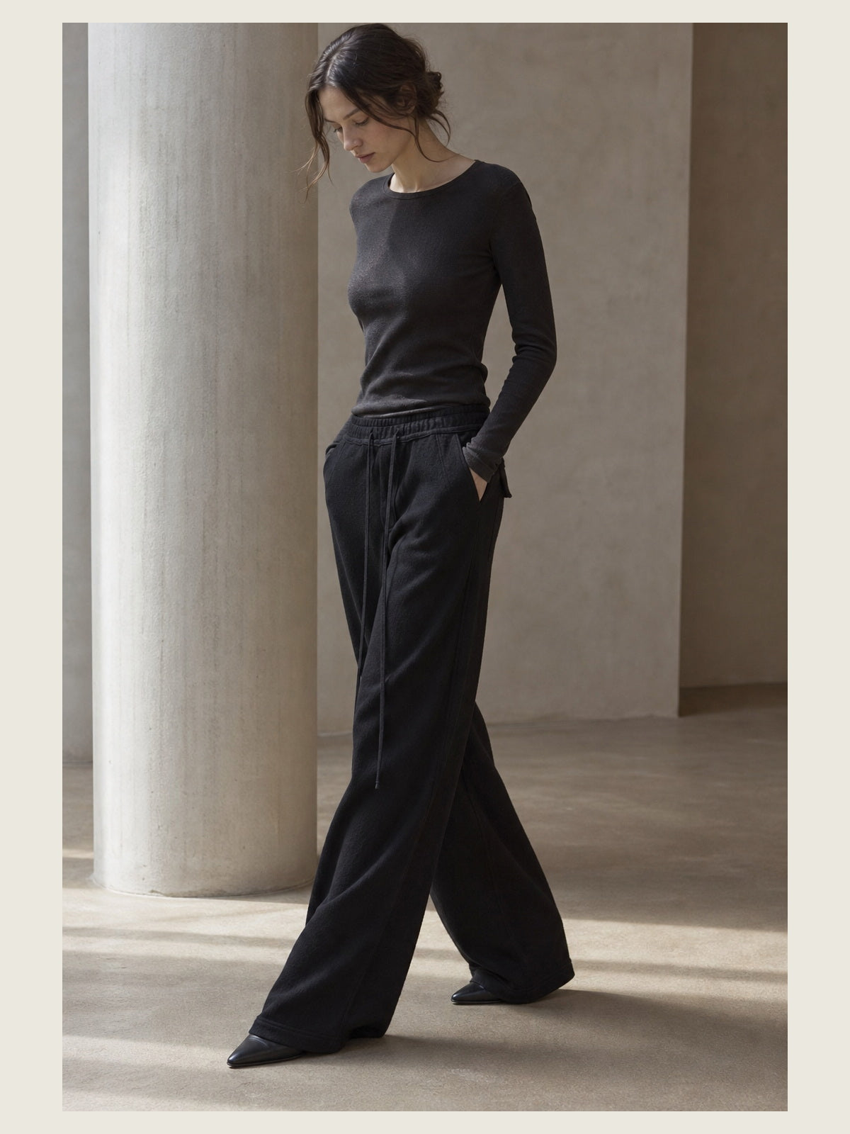 תמונת אווירה עריכתית של INN7 בסביבת טיח עבור Wide-Leg Wool Trousers — THOM KROM