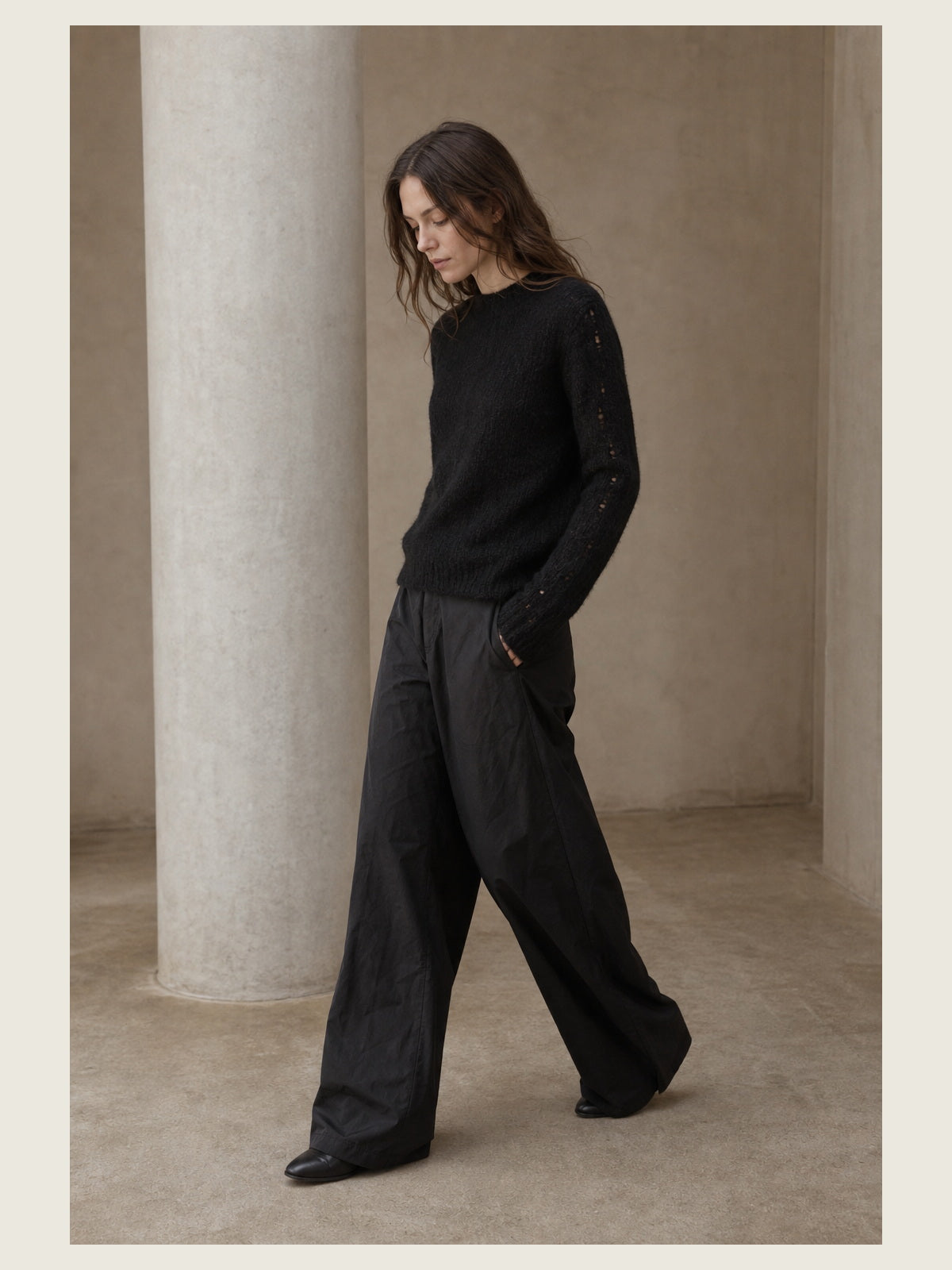 תמונת אווירה עריכתית של INN7 בסביבת טיח עבור Hairy Alpaca Sweater — THOM KROM