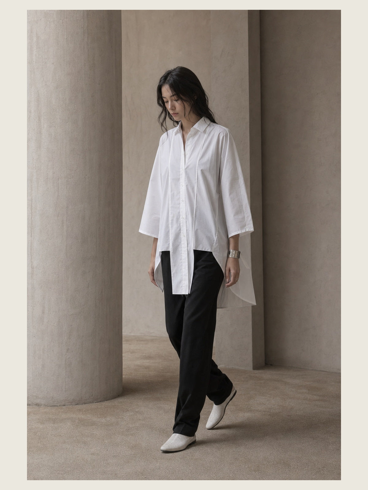תמונת אווירה עריכתית של INN7 בסביבת טיח עבור Japanese Poplin Tunic Shirt — DEVA KANYA