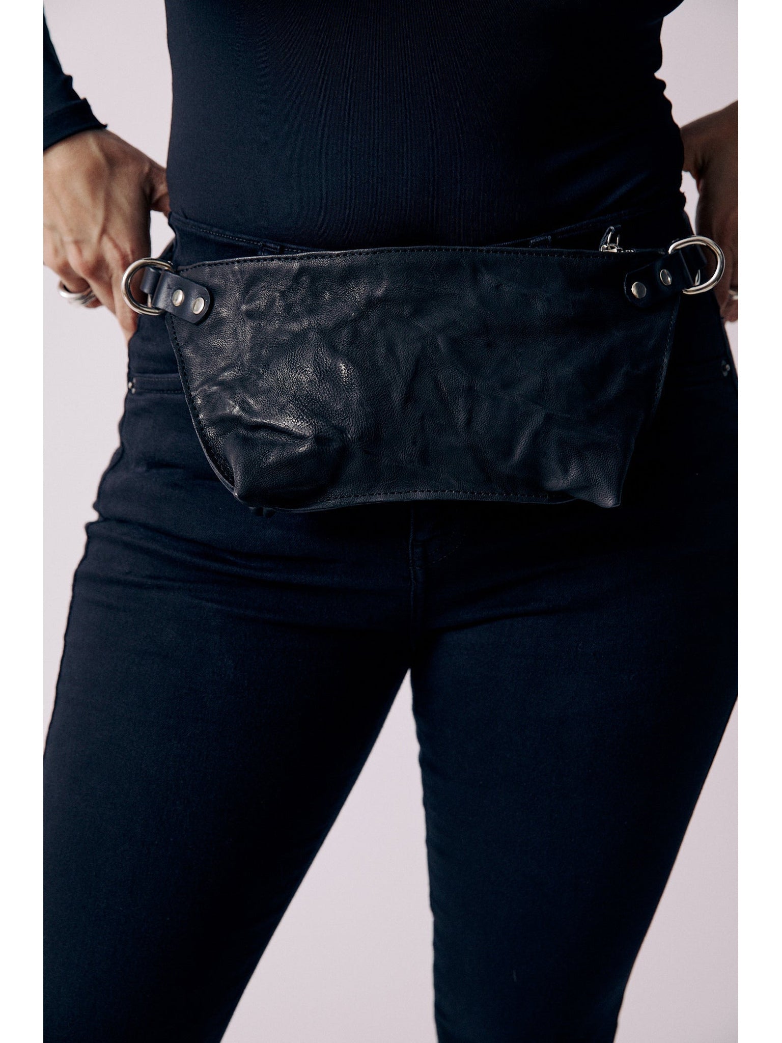 NOAM Oyster Pouch, pouch worn at waist view