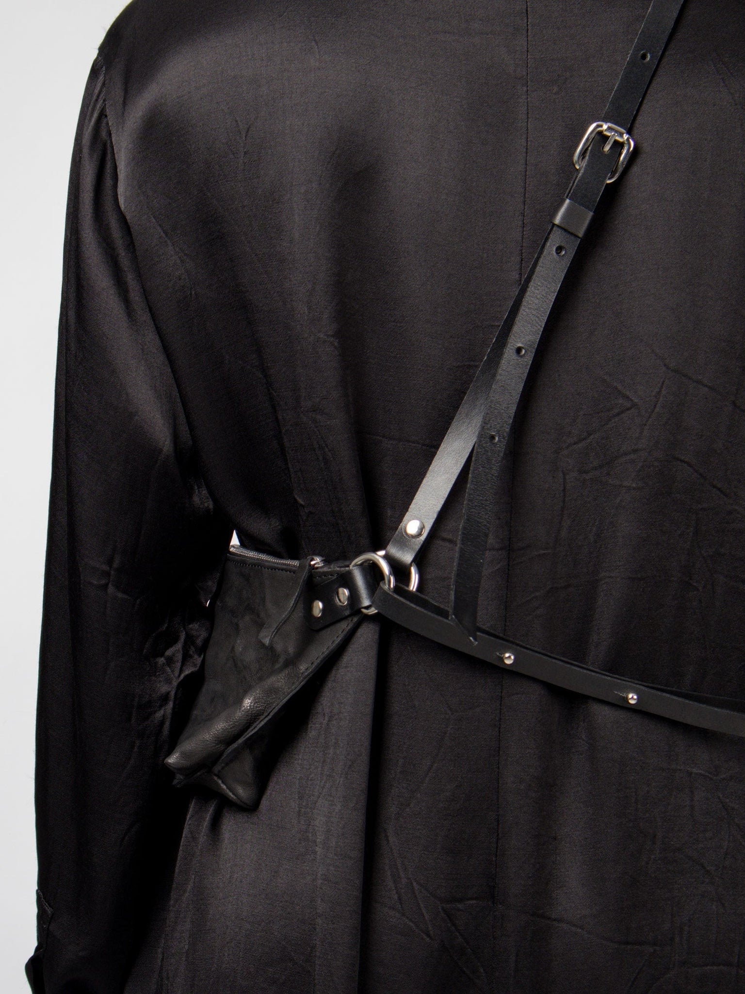 NOAM Oyster Pouch, strap and pouch back detail view