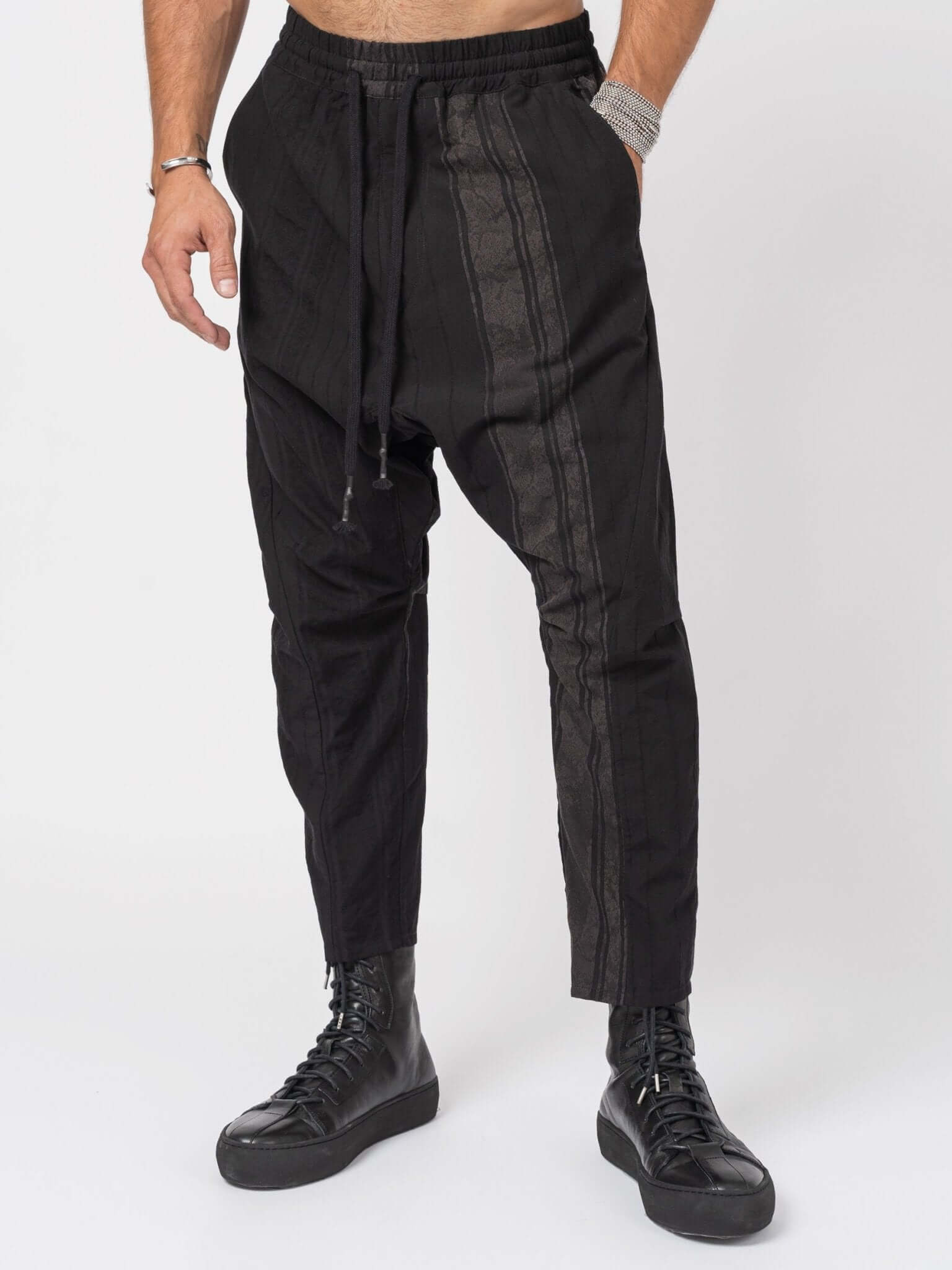 D.HYGEN Crack Random Stripe Cropped Pants