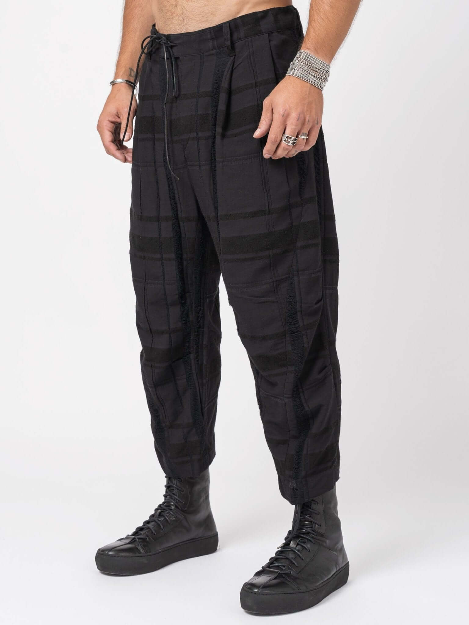 D.HYGEN Crack Random Stripe Cropped Pants