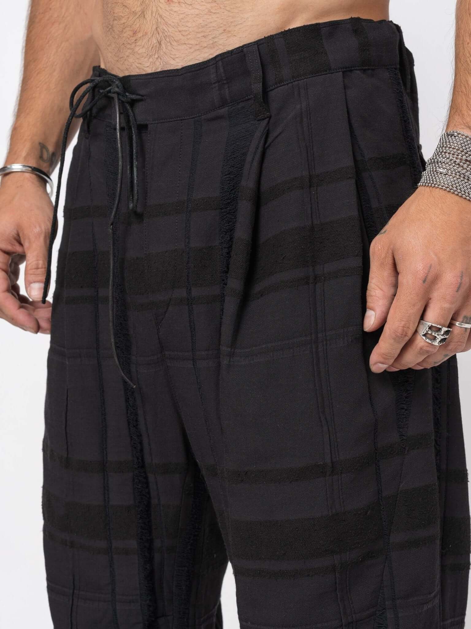 D.HYGEN Crack Random Stripe Cropped Pants