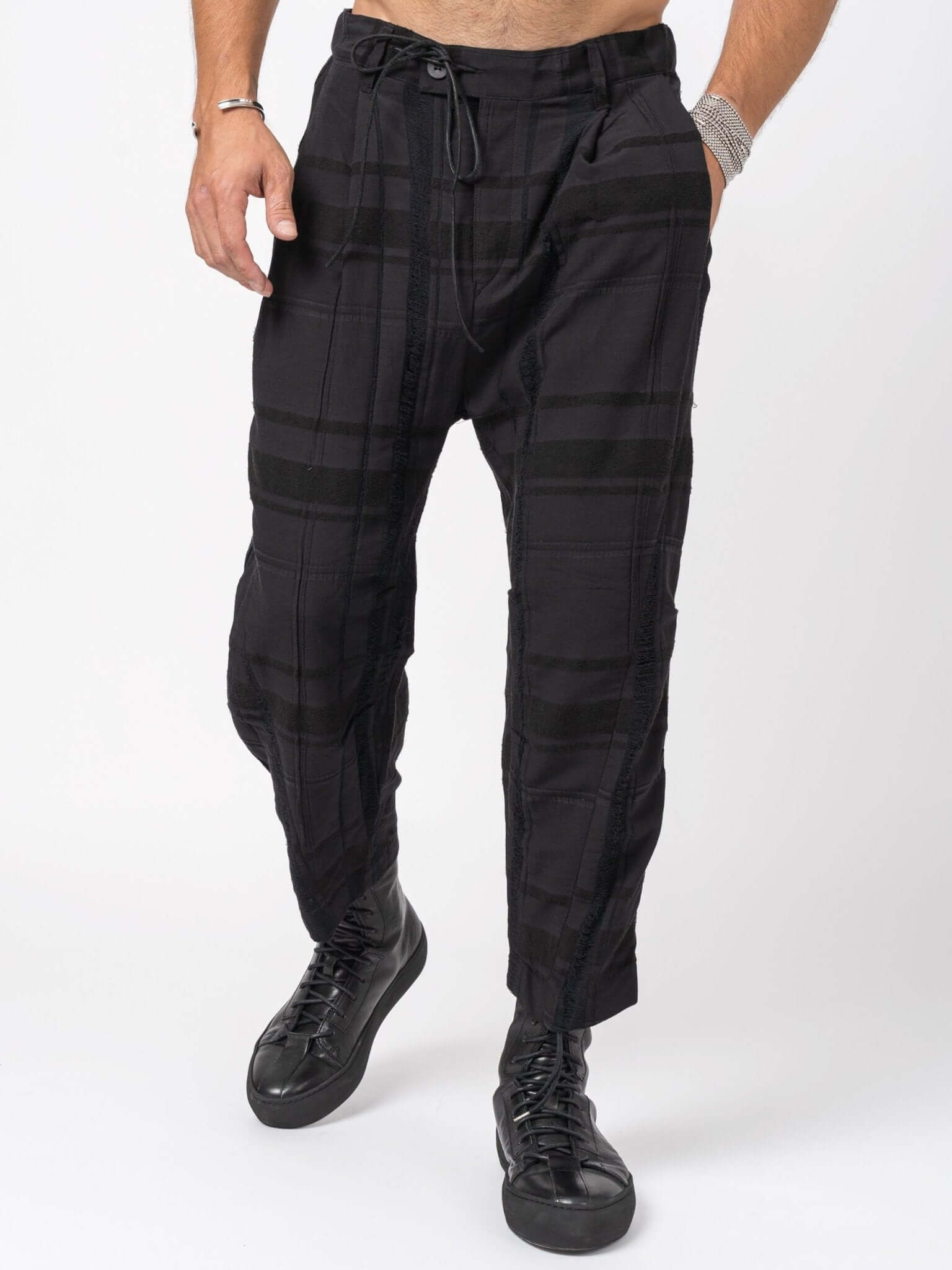 D.HYGEN Crack Random Stripe Cropped Pants