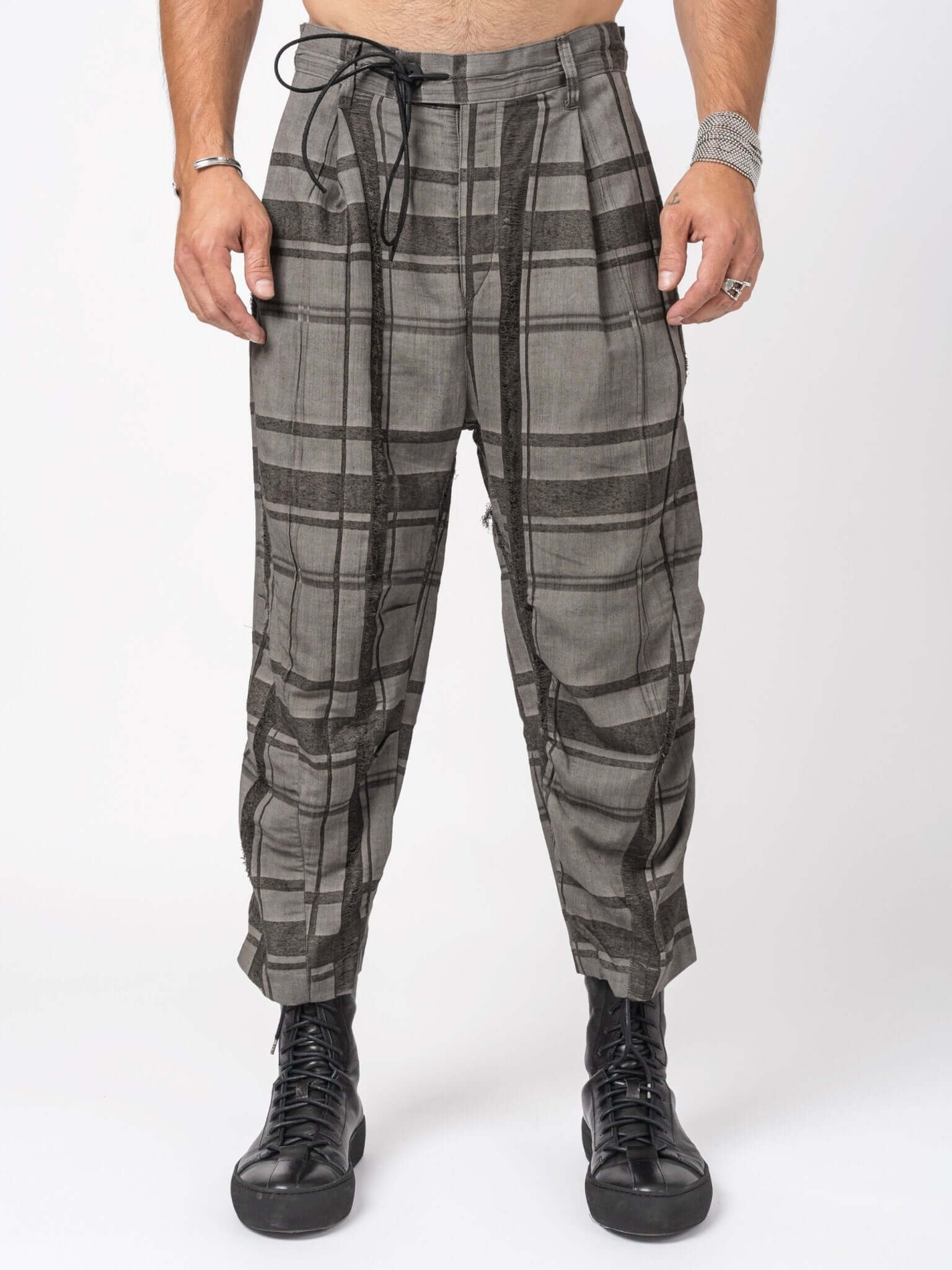 D.HYGEN Crack Random Stripe Cropped Pants