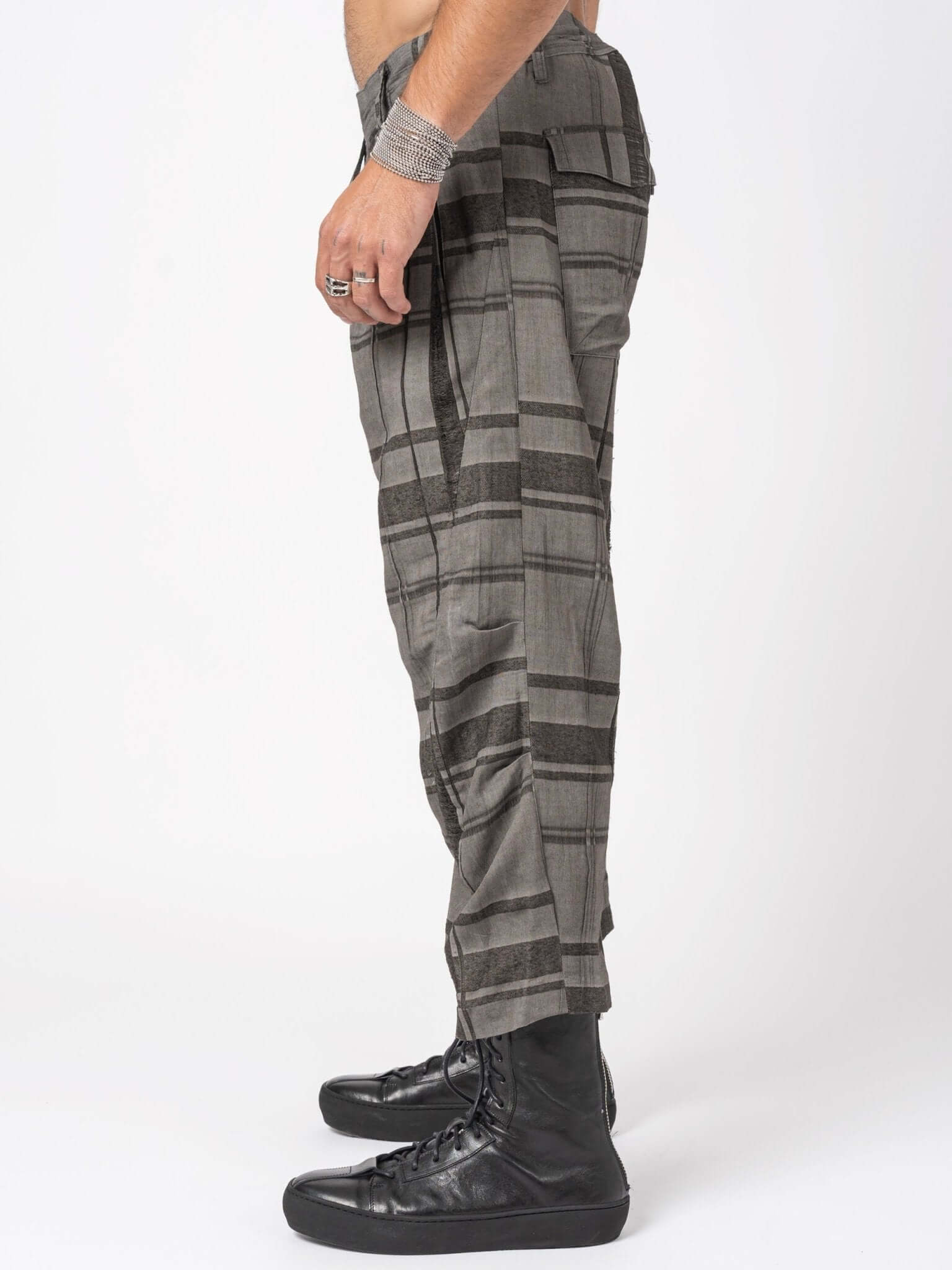 D.HYGEN Crack Random Stripe Cropped Pants