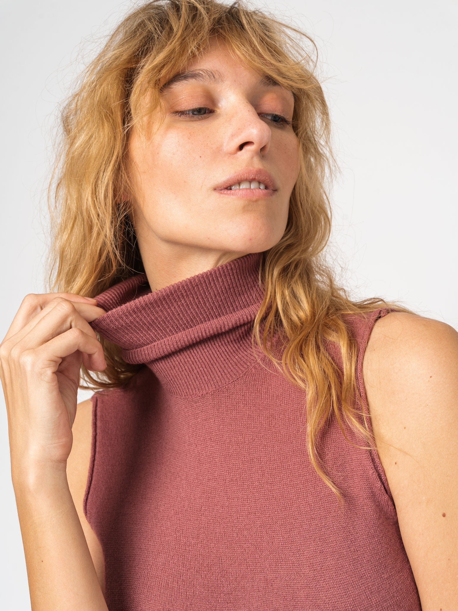 Sleeveless Cashmere Turtleneck Knit