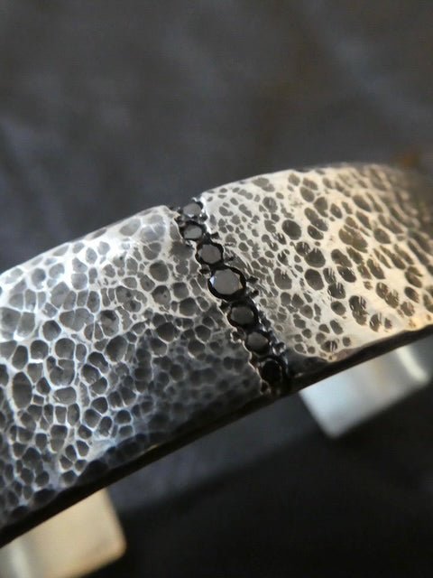 Cuff Bracelet with Black Diamonds - INN7