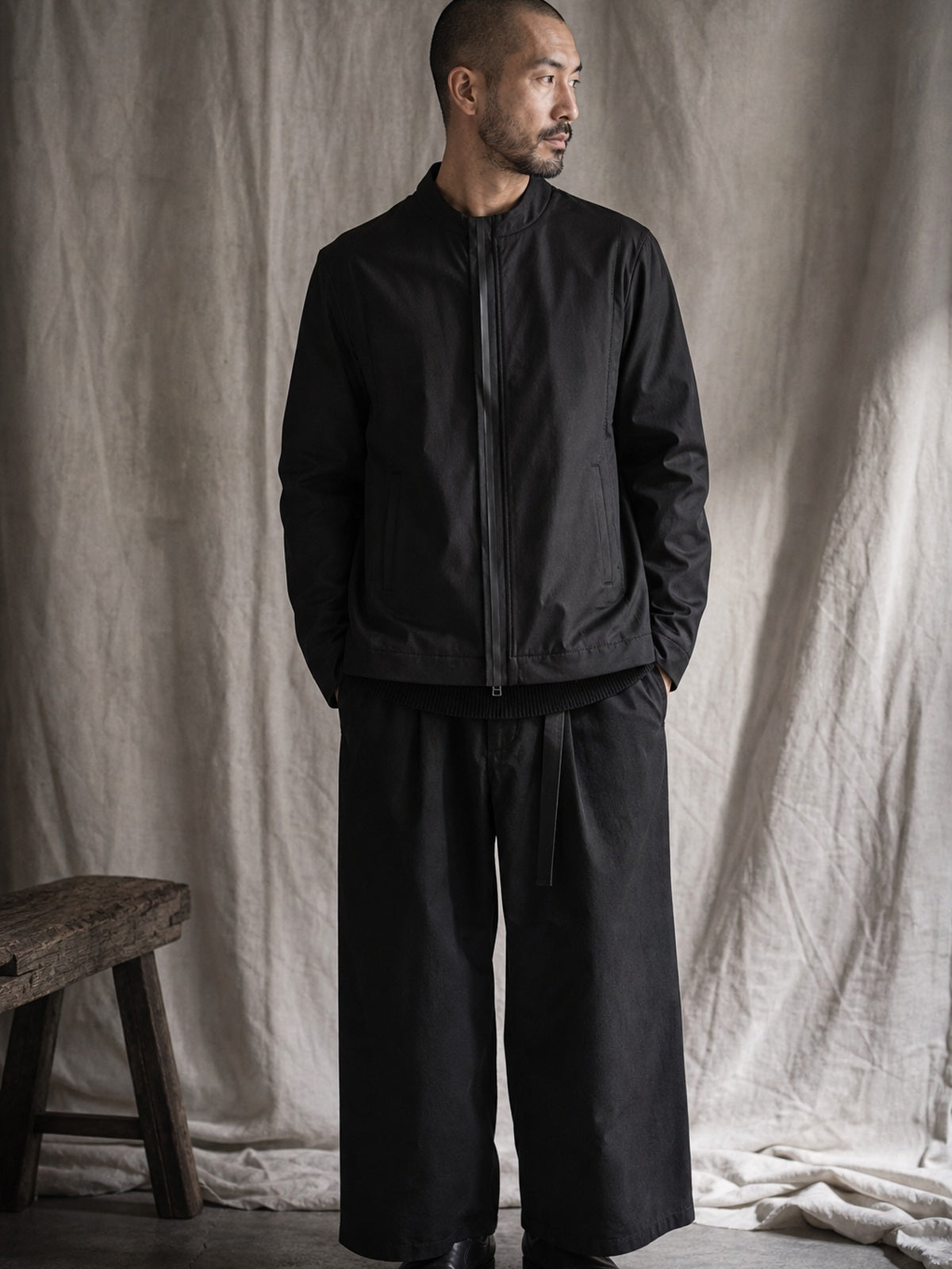 AITO Black nylon jacket, תצוגת לבישה עריכתית