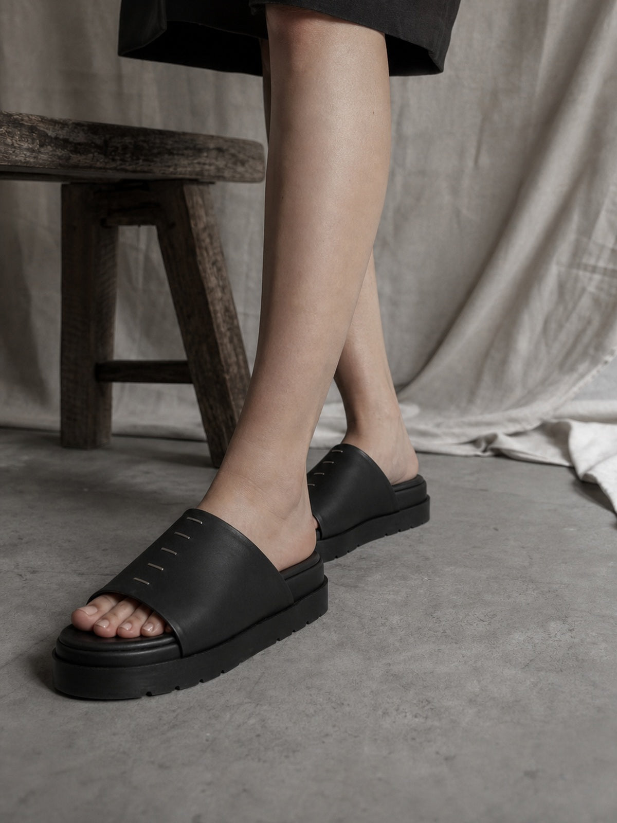 AITO Leather Slide Sandals, תצוגת נעילה עריכתית