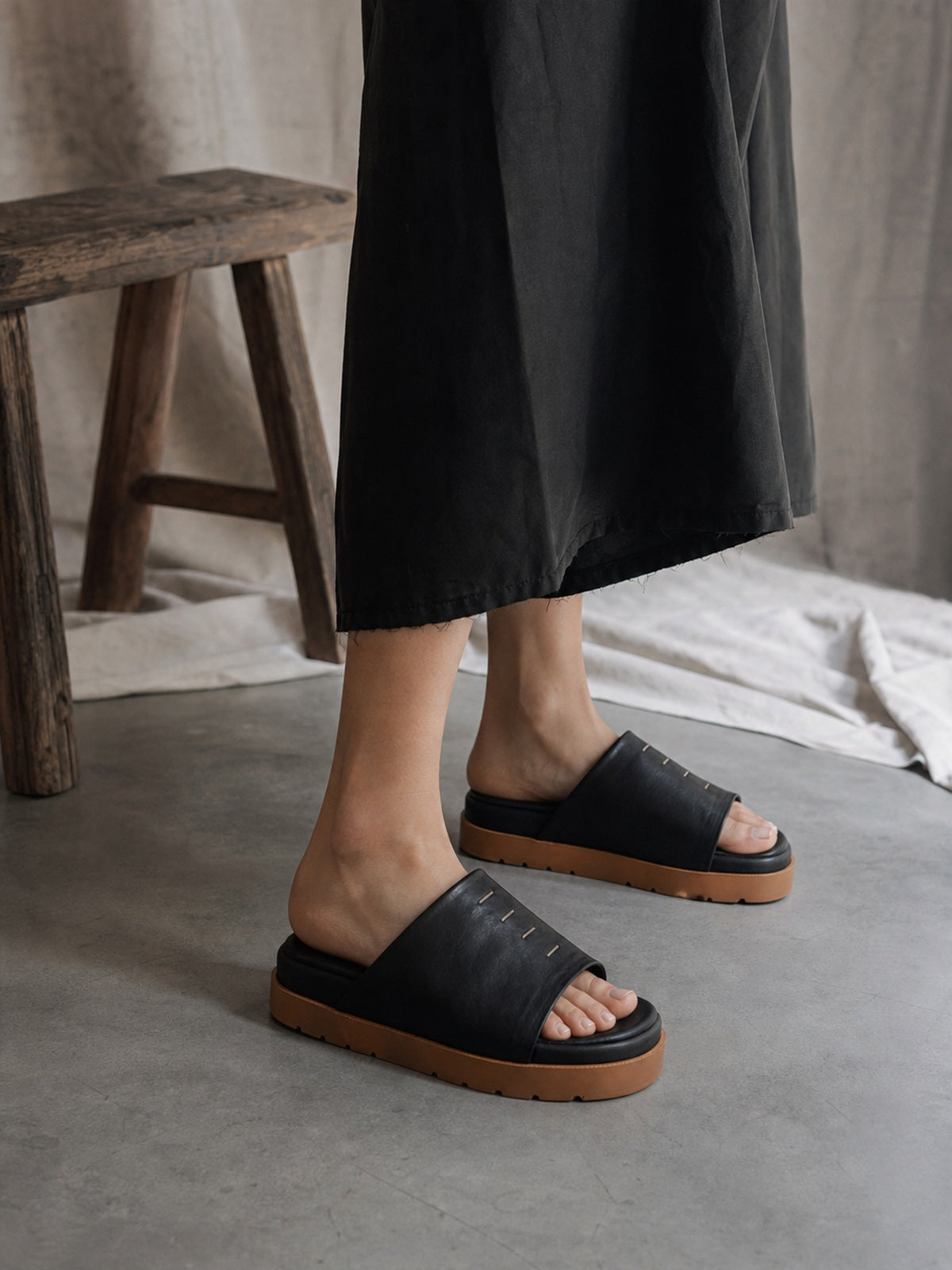 AITO Leather Slide Sandals, תצוגת נעילה עריכתית