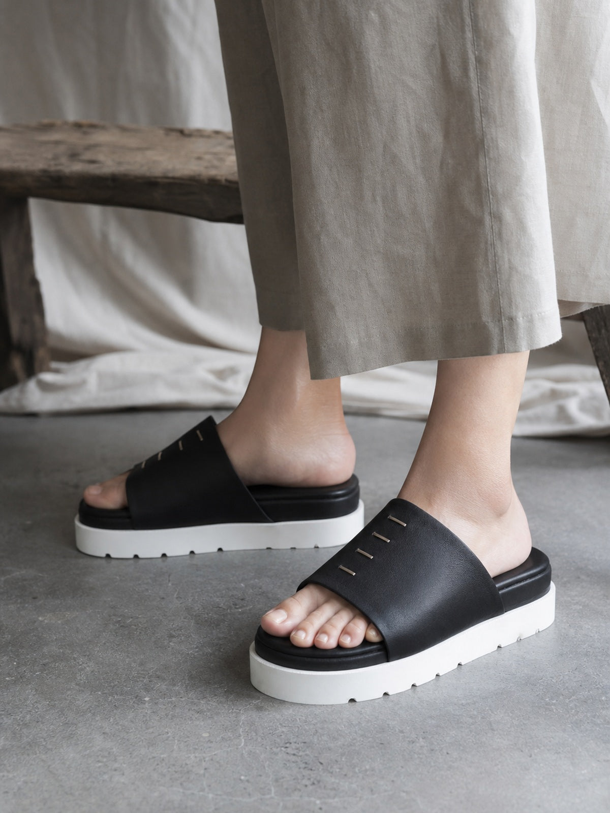 AITO Leather Slide Sandals, תצוגת נעילה עריכתית