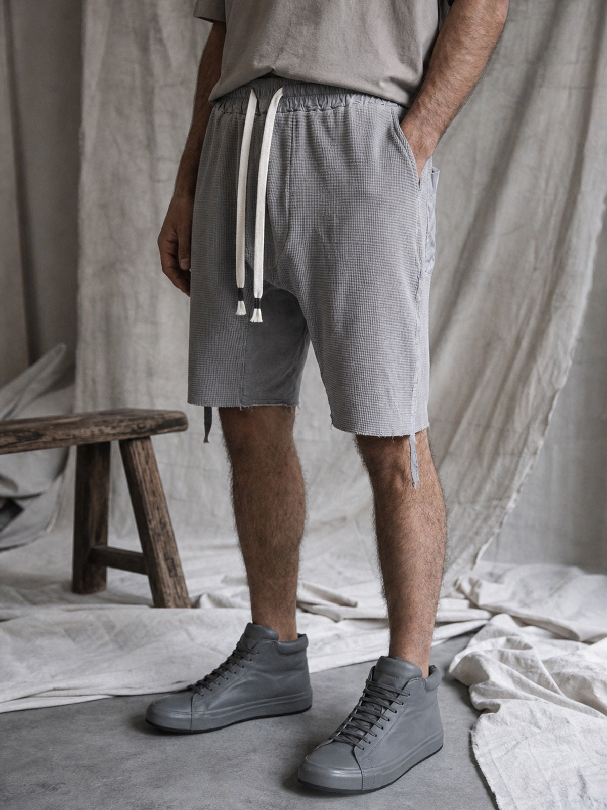 AITO Textured Drop-Crotch Shorts, תצוגת לבישה עריכתית